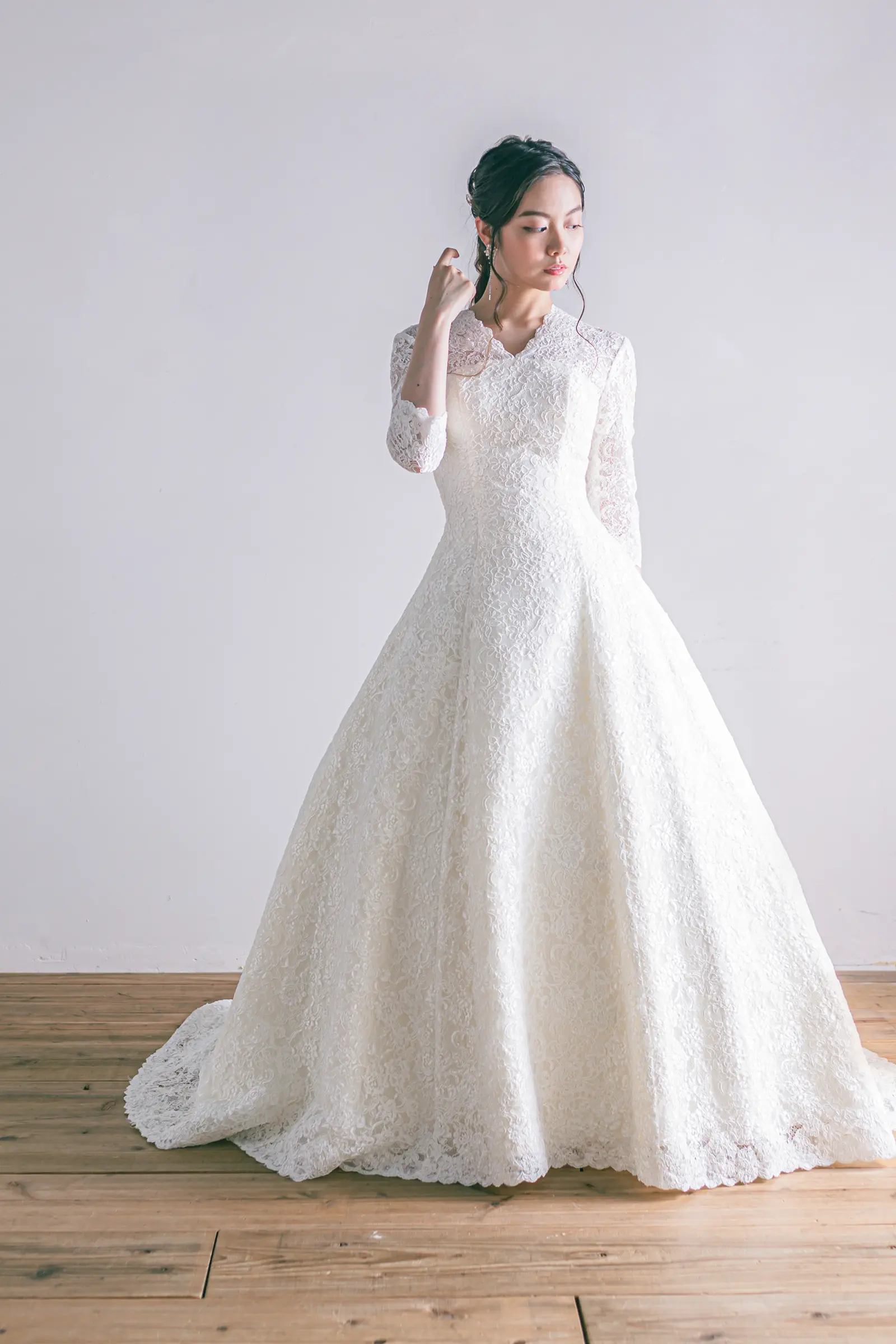 Jellish（ジェリッシュ）の総レースAラインドレス。軽井沢や横浜に映えるシースルーフロントスタイル。