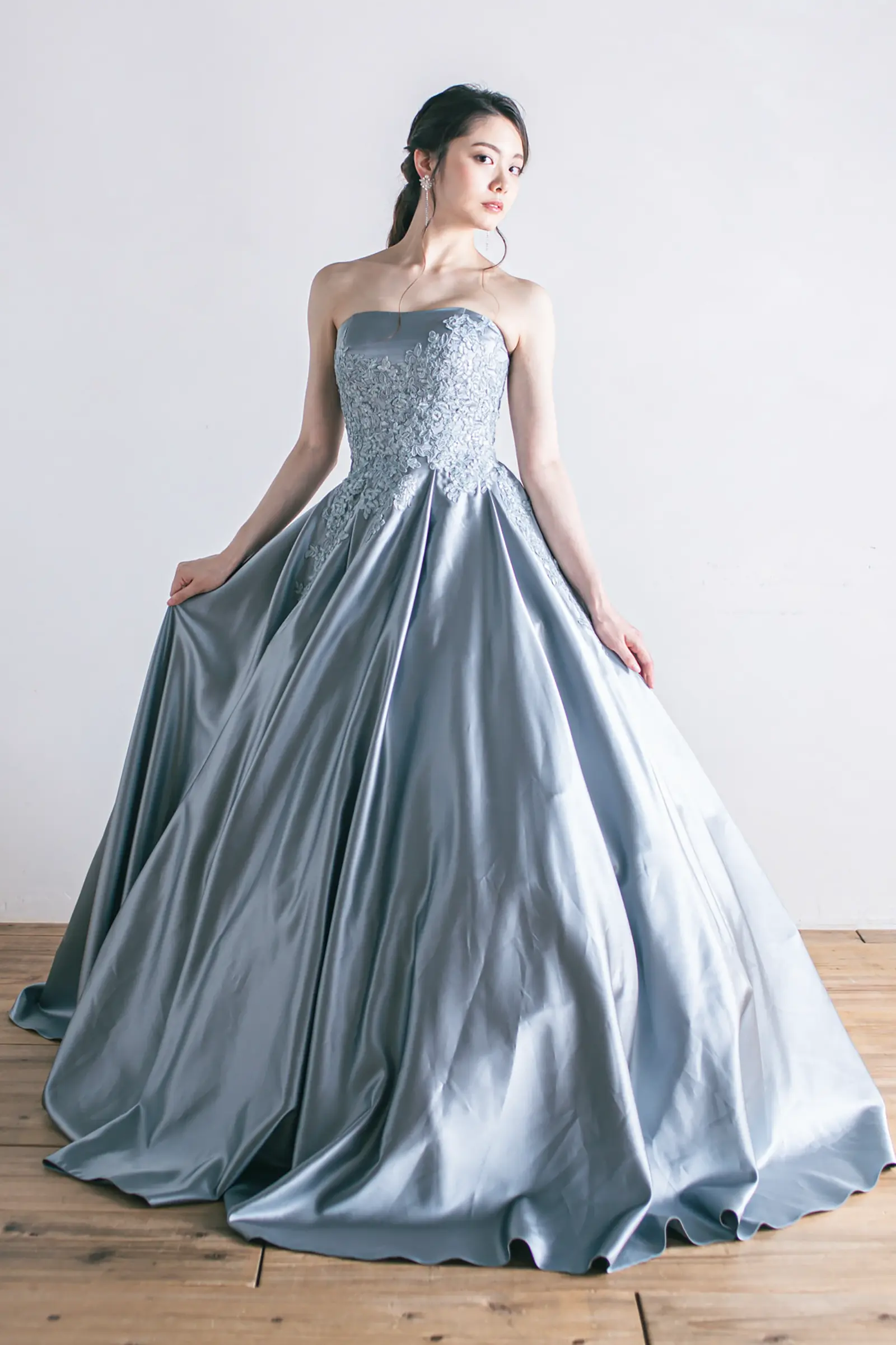 Jellish（ジェリッシュ）のブルーグレーサテンドレス。繊細なレース刺繍と上品な光沢が美しいフロントスタイル。