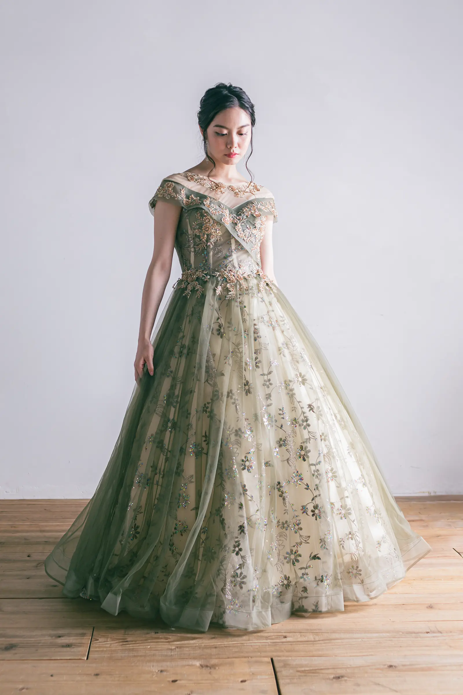 Jellish（ジェリッシュ）のピスタチオグリーンカラードレス。ゴールドの刺繍とチュールの透け感が可憐なフロントスタイル。