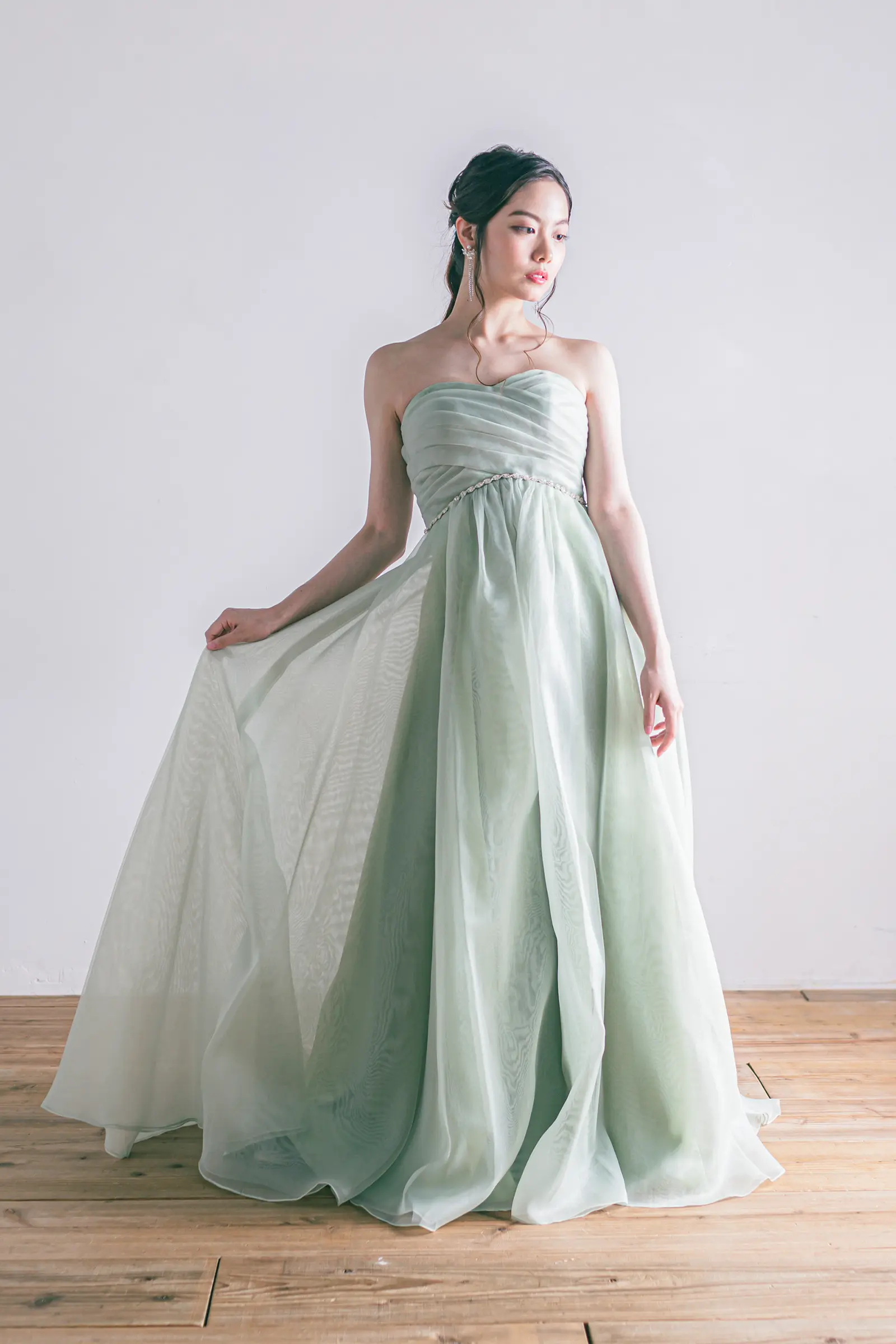 Jellish（ジェリッシュ）のアッシュグリーンシフォンドレス。柔らかなとろみ感が美しいハートカットのフロントスタイル。