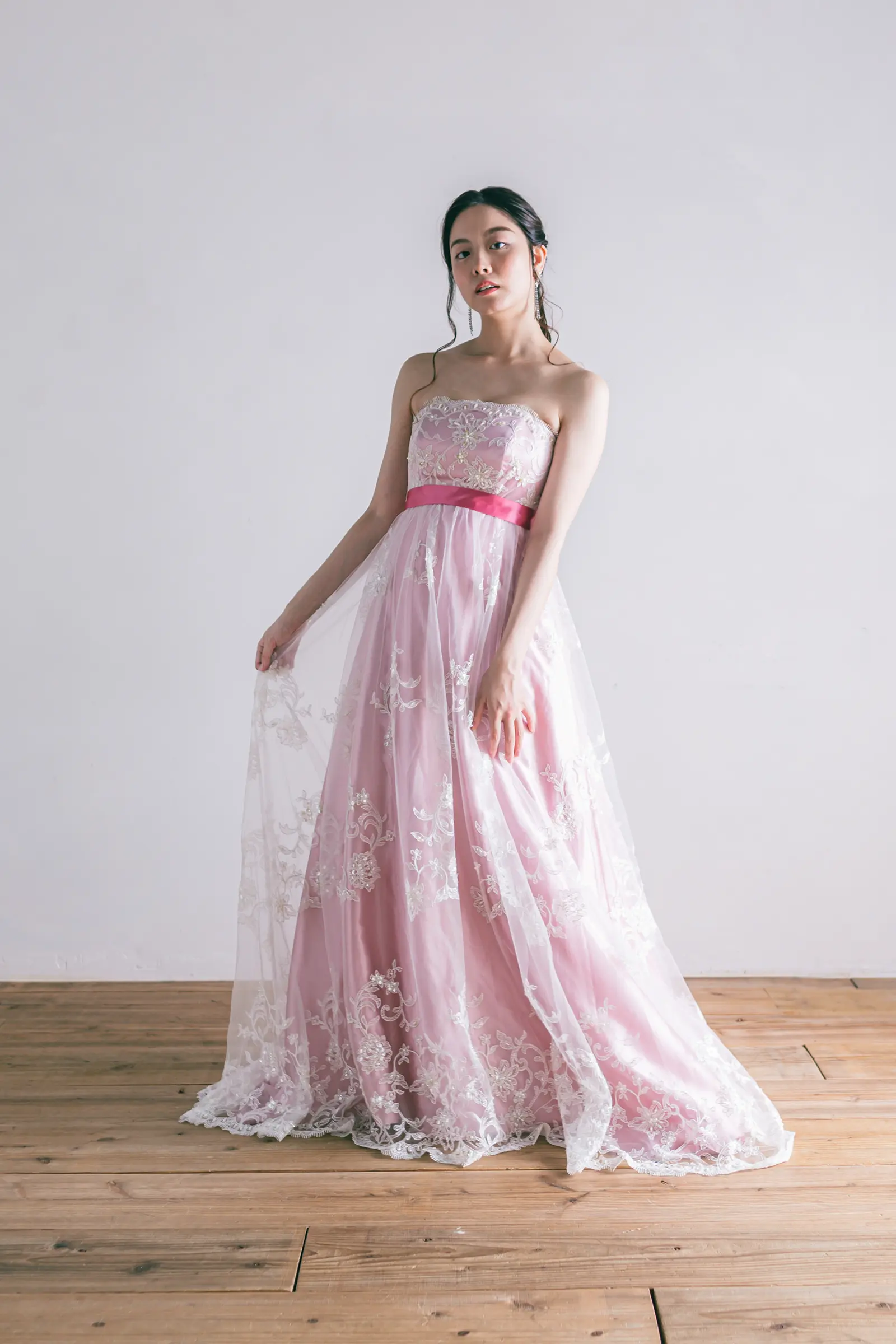 Jellish（ジェリッシュ）のアッシュピンクシフォンドレス。柔らかな質感が美しいハートカットのフロントスタイル。