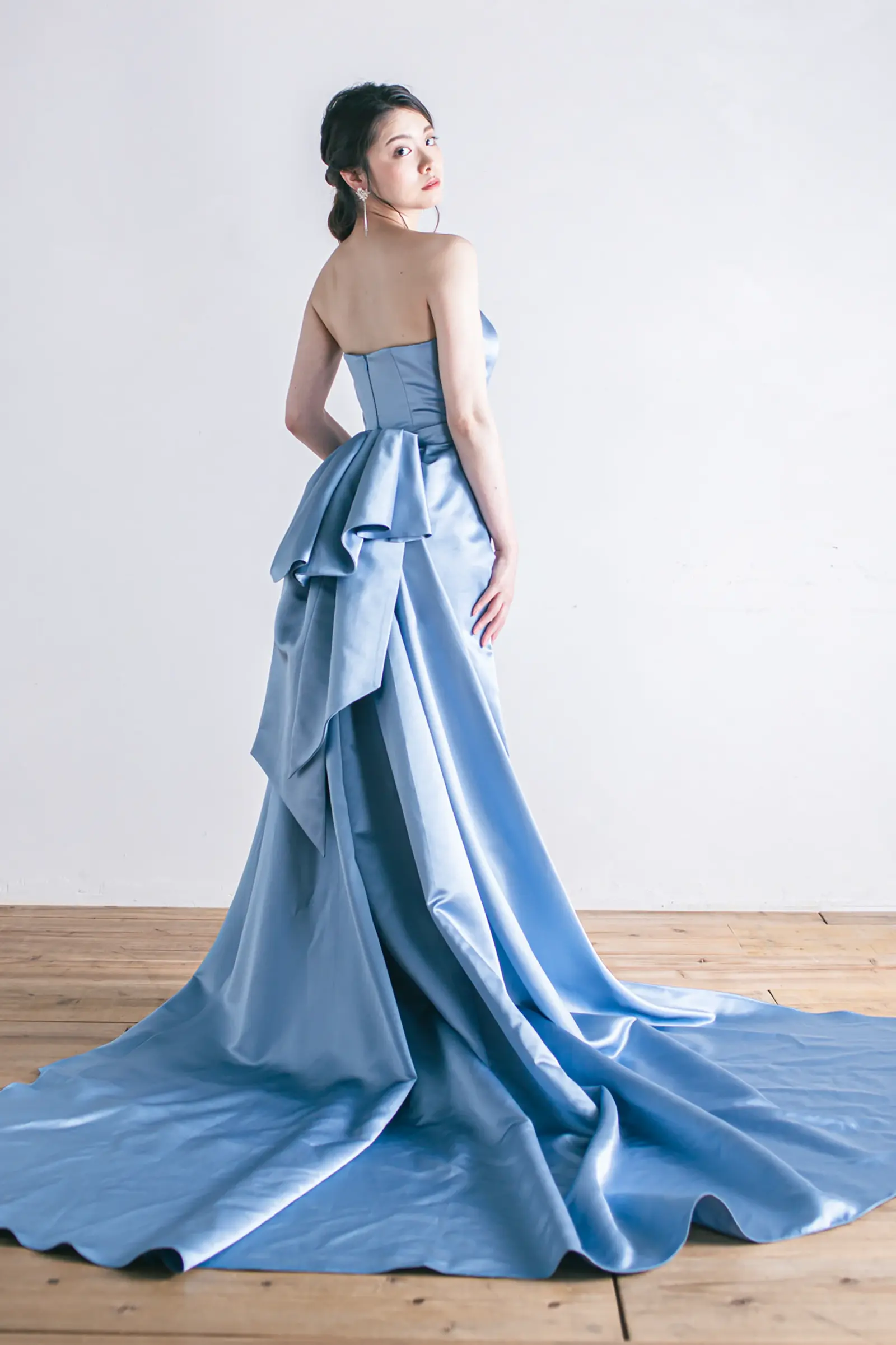 Jellish（ジェリッシュ）のブルーサテンドレス。ファスナー仕様のスッキリとしたバックスタイル。