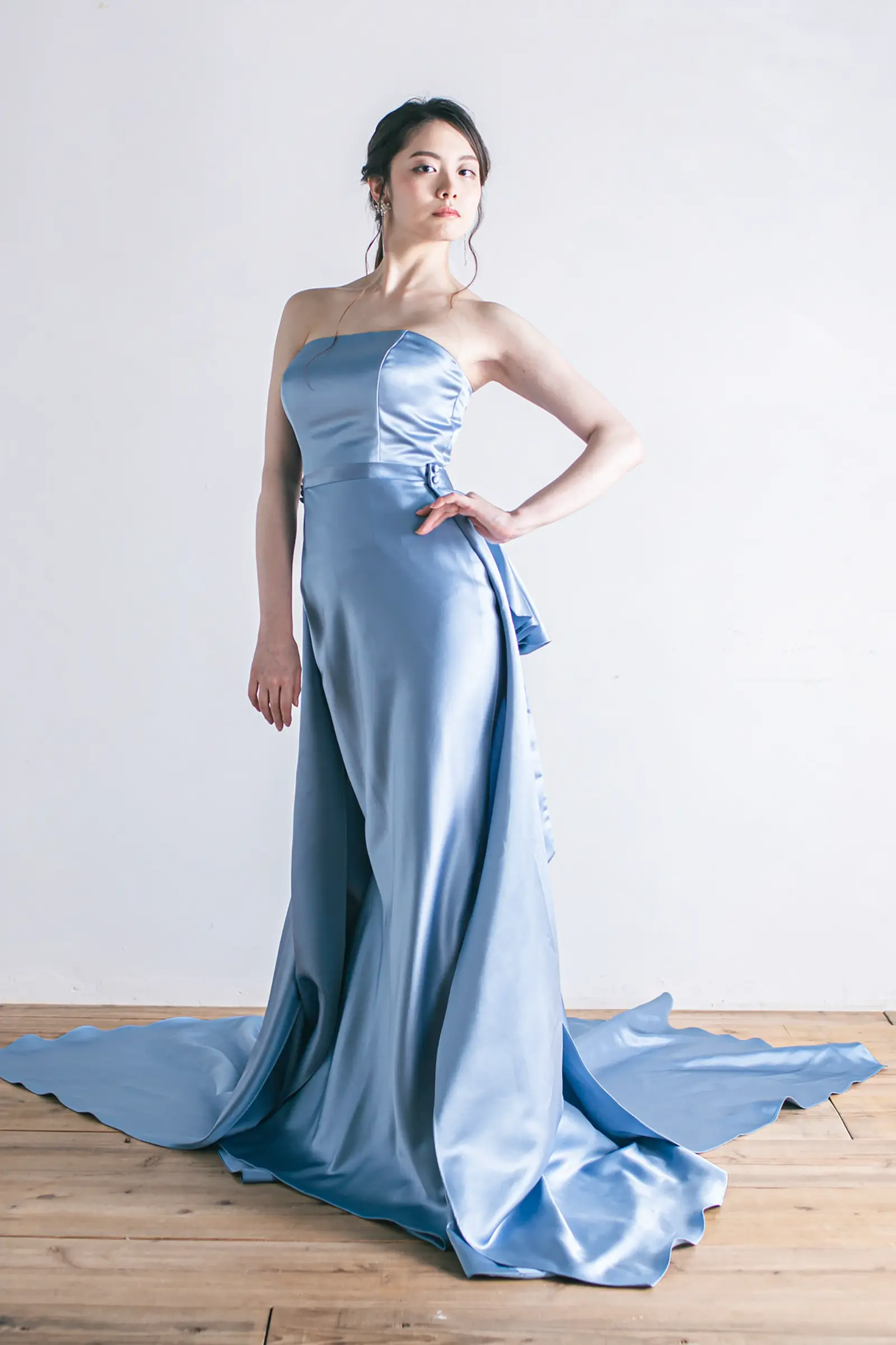 Jellish（ジェリッシュ）のアッシュブルーサテンドレス。光沢感が美しいハートカットのフロントスタイル。