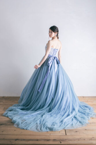 ウェディング　ドレス　ブライダル　ウエディング　フォトジェリッシュ　洋装　フォト　ウェディング　横浜　東京　人気　オススメ　種類　デザイン　失敗　髪型　インナー　クリーニング　オーダー　メイド　可愛い　オシャレ　レンタル　安い　購入　歩き方　カラー　ブルー　青　サッシュベルト　プリンセス　ライン　ロングトレーンドレス