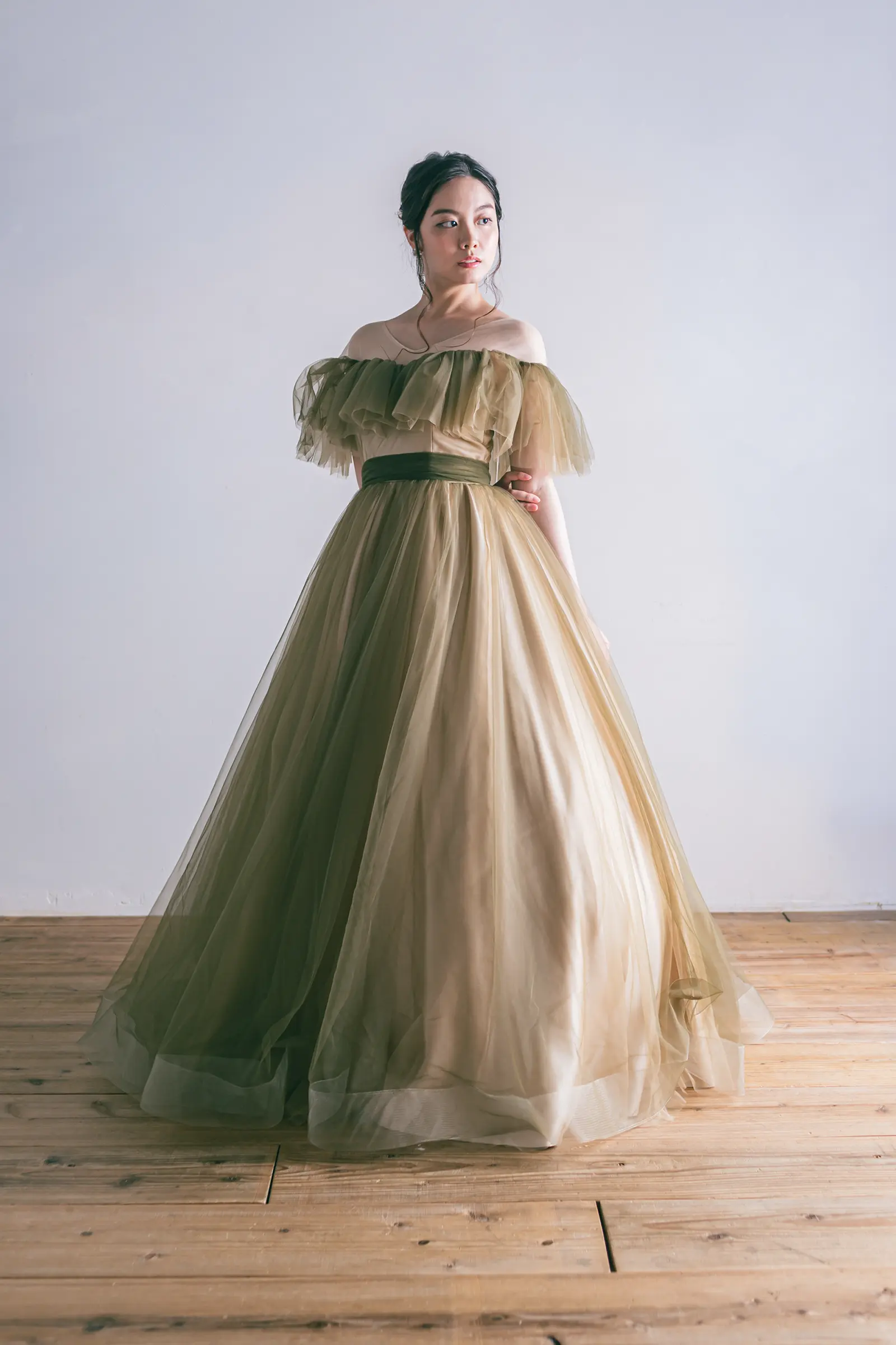 Jellish（ジェリッシュ）のアッシュグリーンドレス。サッシュリボンでウエストマークしたフロントスタイル。