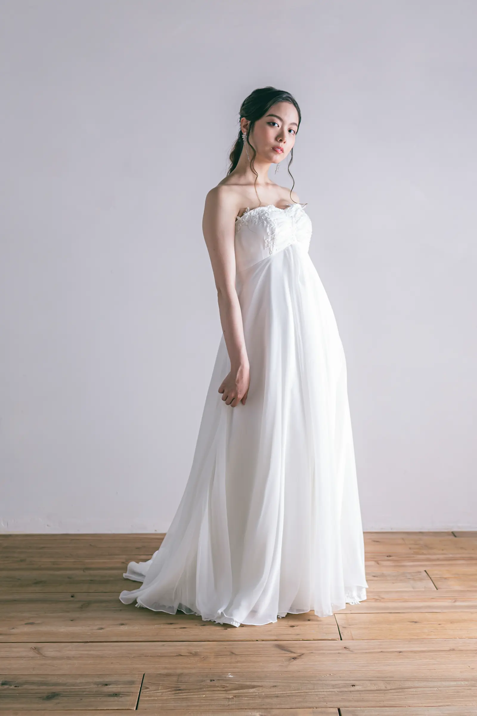 Jellish（ジェリッシュ）のエンパイアドレス。胸元の立体刺繍とふんわりとしたシフォンが可憐なフロントスタイル。