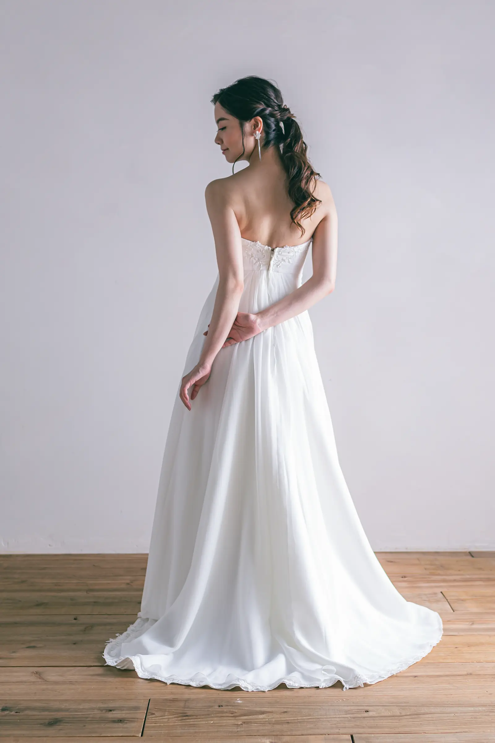 Jellish（ジェリッシュ）のシフォンエンパイアドレス。スッキリとしたファスナー仕様と柔らかなバックスタイル。