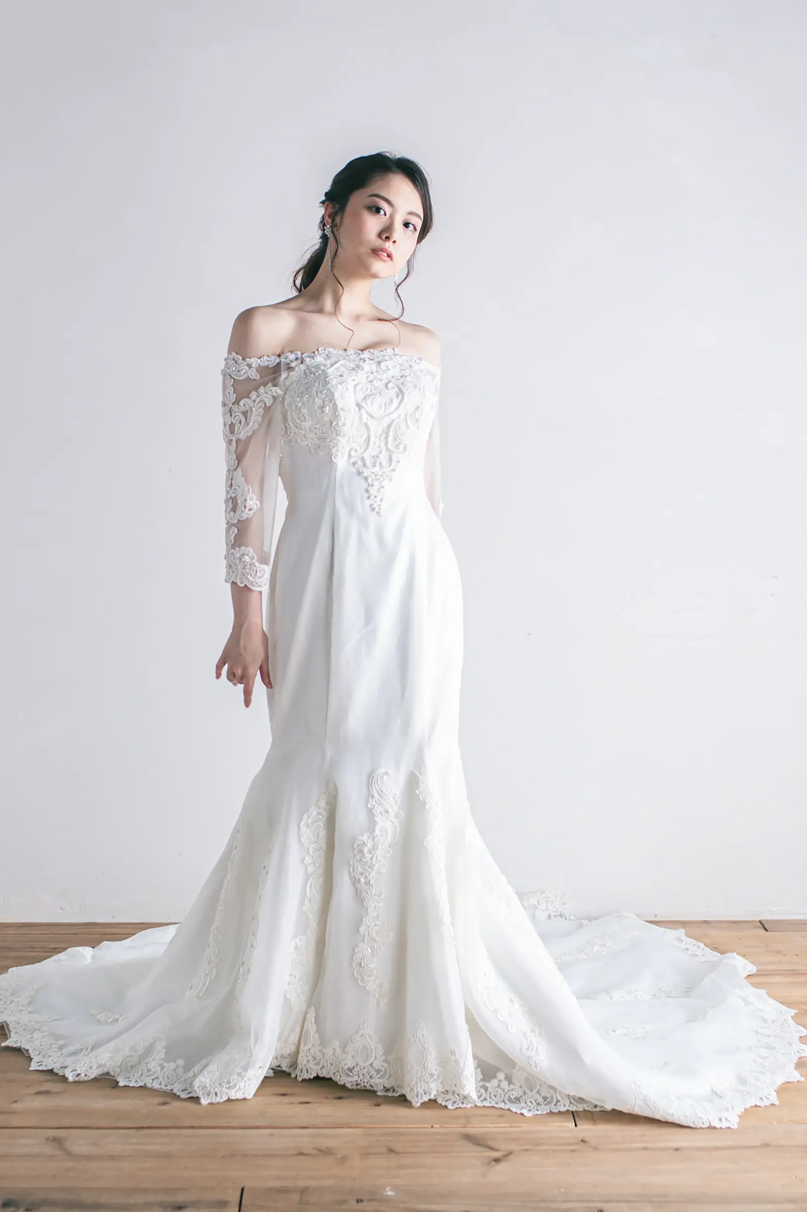 Jellish（ジェリッシュ）のレースチュールマーメイドドレス。横浜や金沢の洋館に映える、洗練されたフロントスタイル。