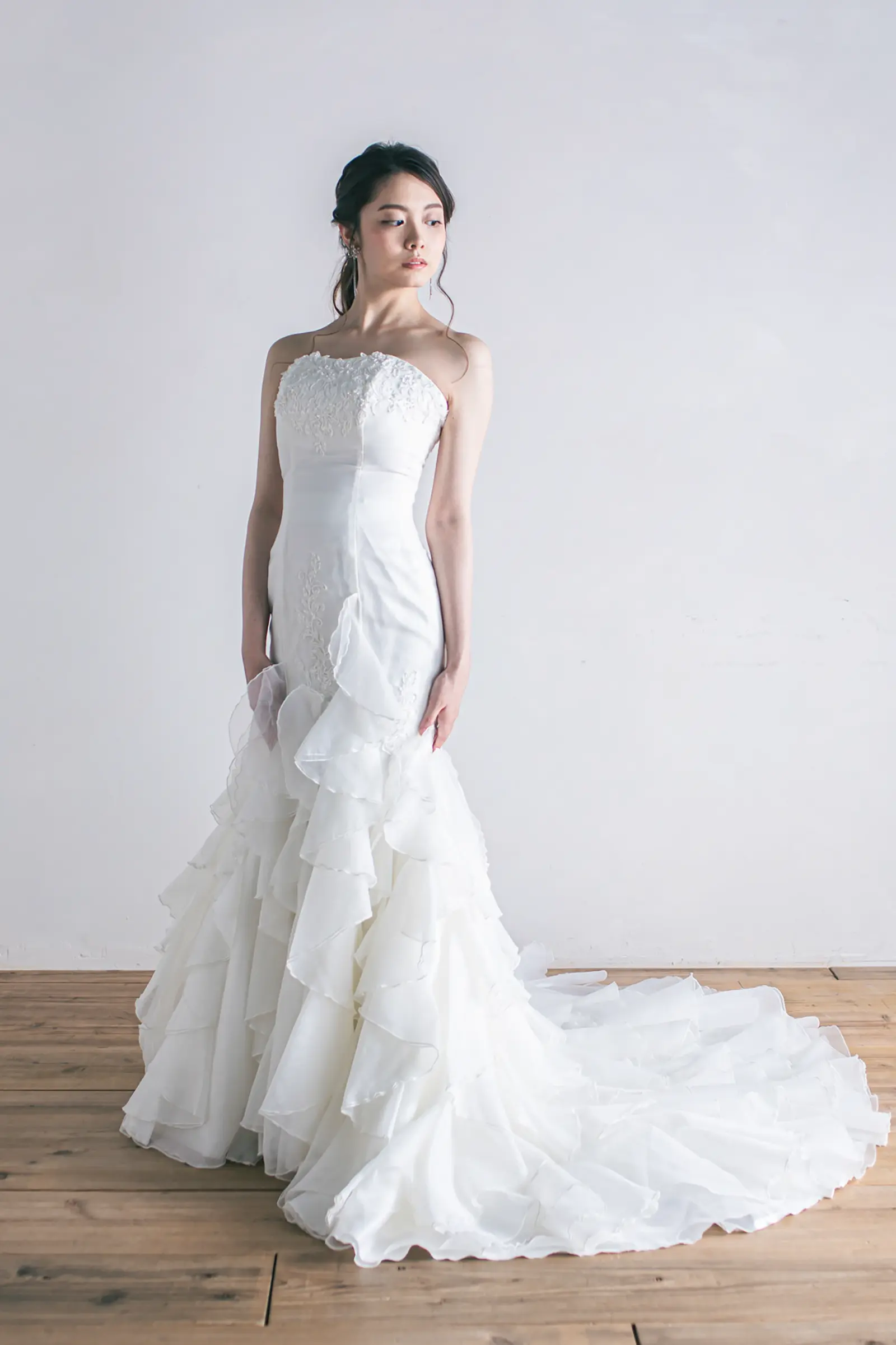 Jellish（ジェリッシュ）の立体モチーフが施されたマーメイドドレス。横浜や金沢のロケーションに映える、華やかで芸術的なフロントスタイル。