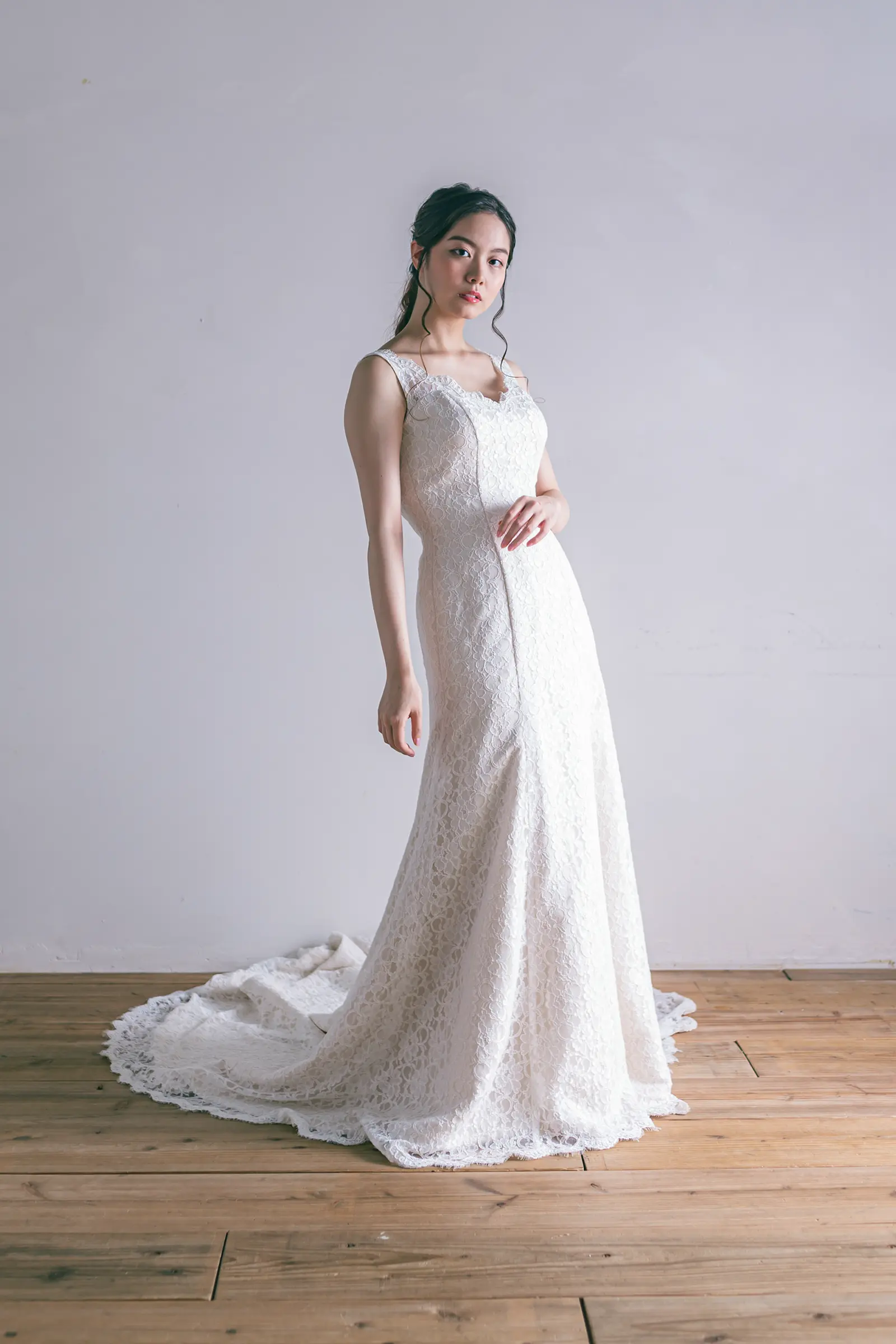 Jellish（ジェリッシュ）のレース刺繍マーメイドドレス。横浜や金沢の洋館に映える、気品あふれるフロントスタイル。