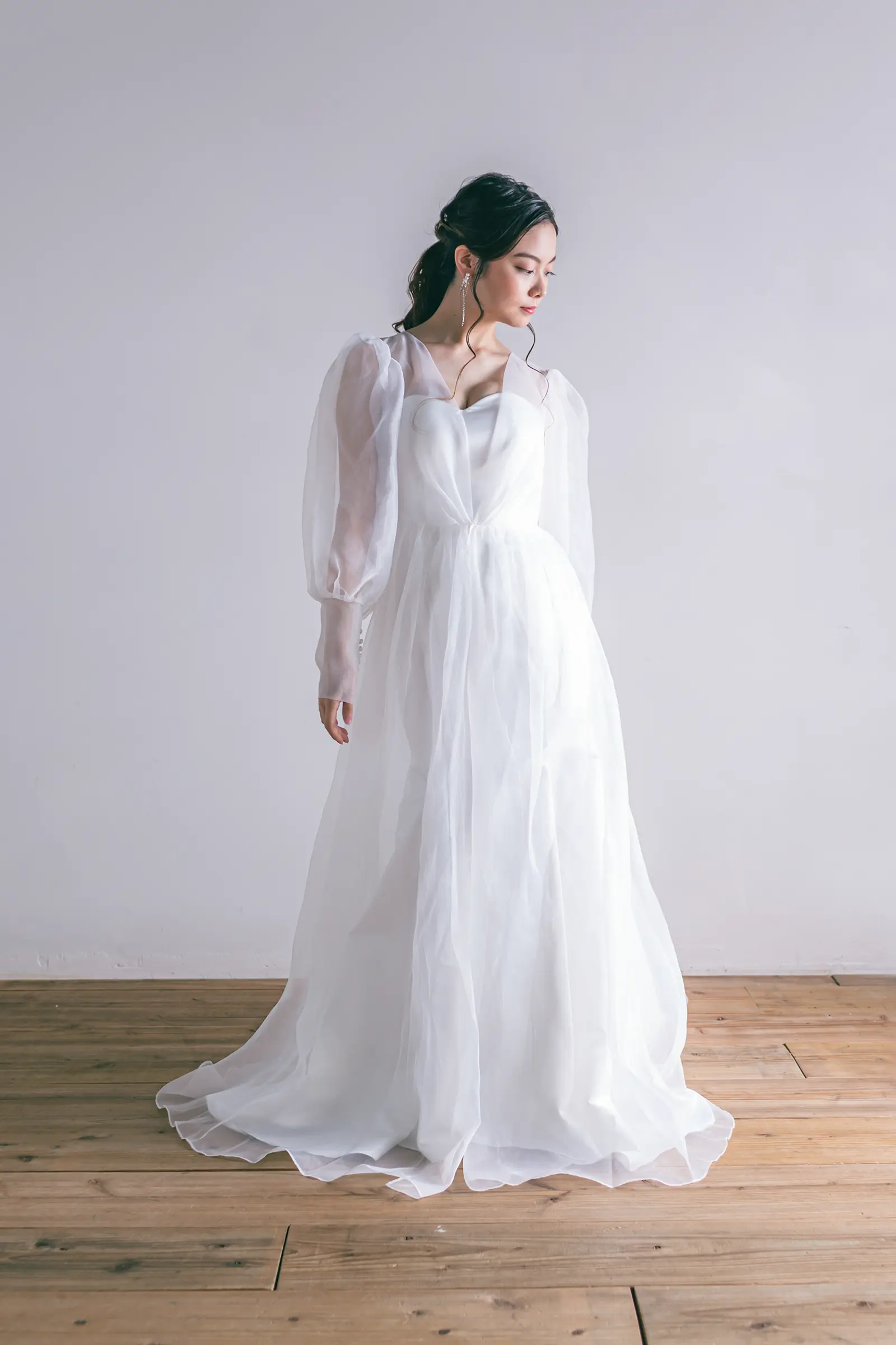 Jellish（ジェリッシュ）のロールカラー付きマーメイドドレス。清楚でクラシカルな印象を与えるオフショルダースタイル。