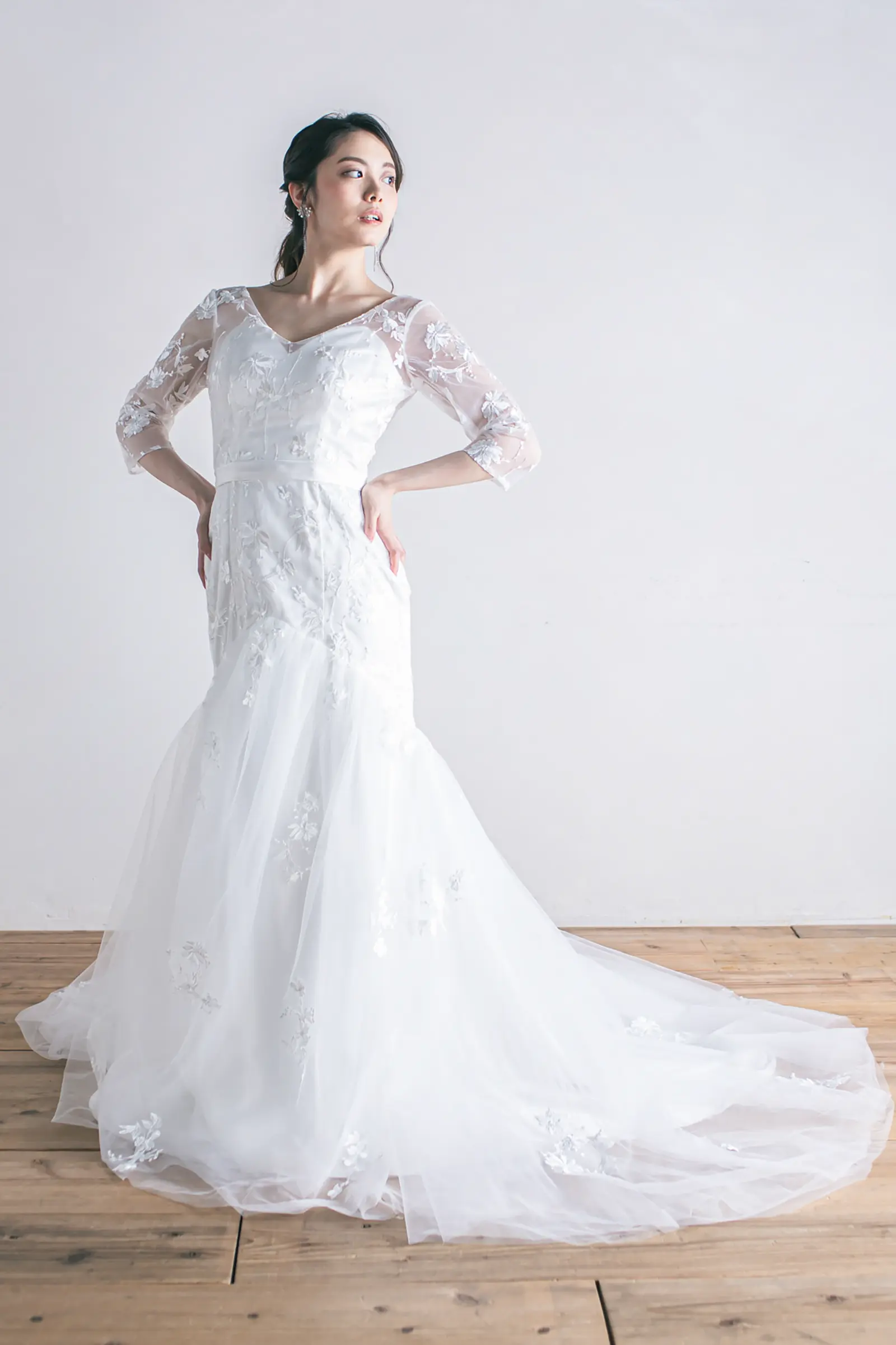 Jellish（ジェリッシュ）のナチュラルマーメイドドレス。ビーチやガーデン撮影に映える、柔らかな素材感のフロントスタイル。