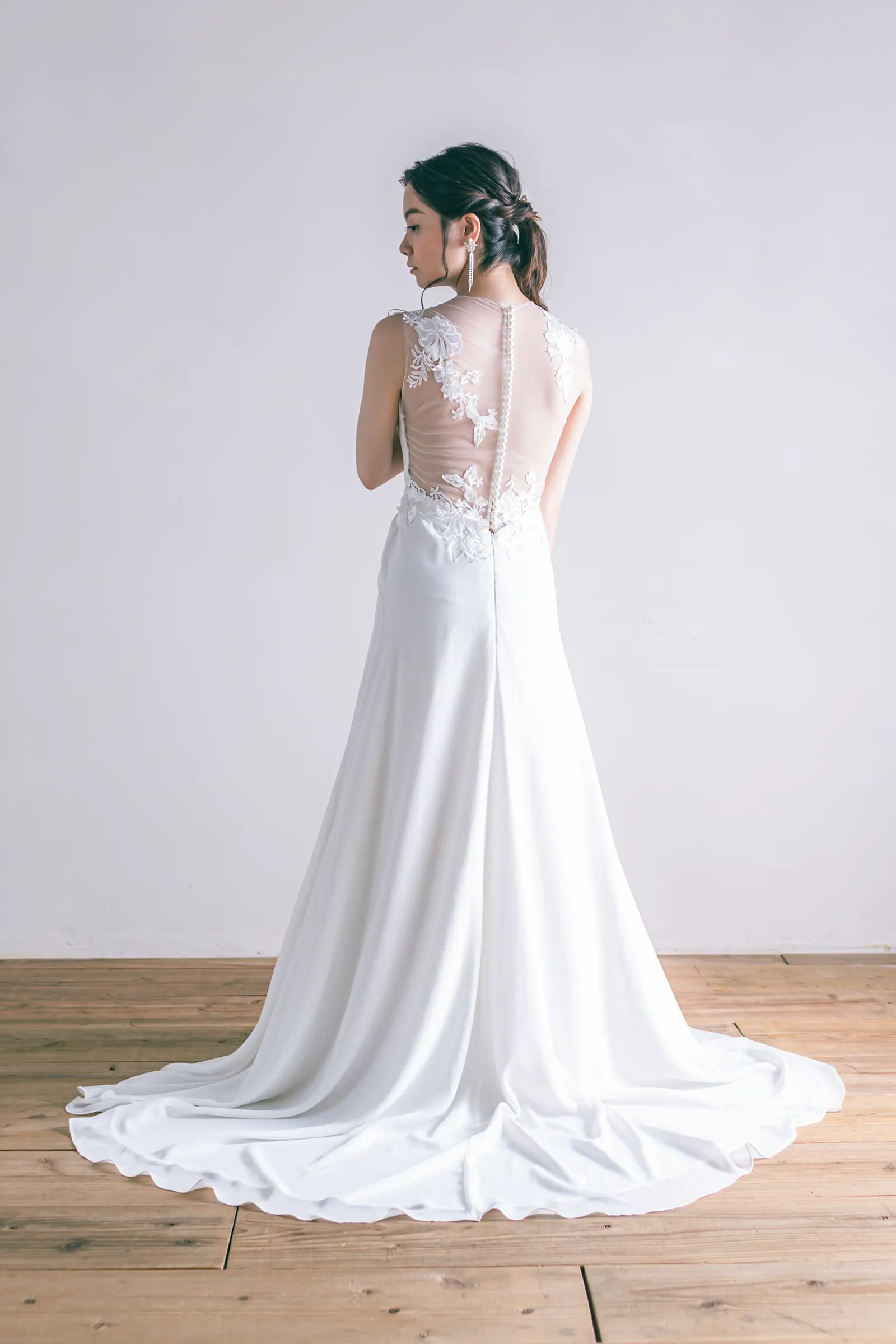 Jellish(ジェリッシュ)のファスナー仕様マーメイドドレス。チャペルや大階段で豪華に広がるチュールのバックスタイル。