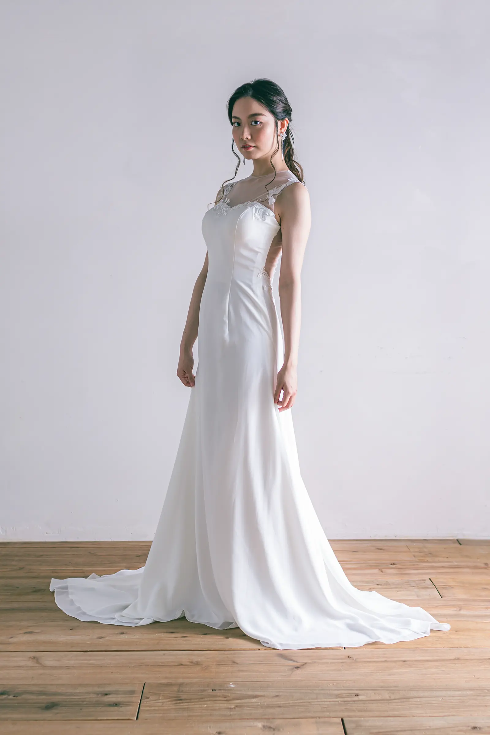 Jellish（ジェリッシュ）の刺繍チュールマーメイドドレス。横浜や金沢の洋館に映える、ドラマチックなフロントスタイル。