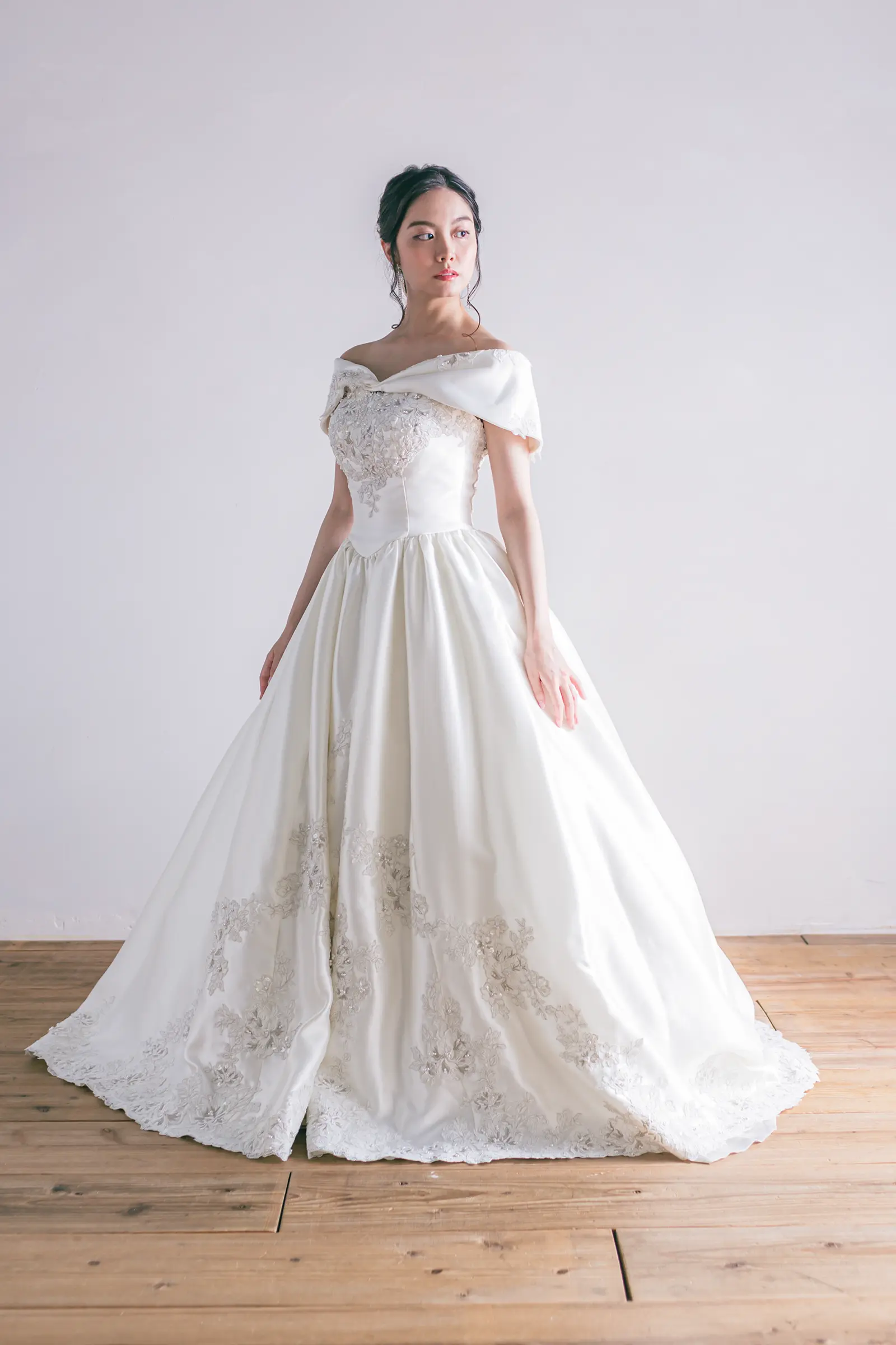 Jellish（ジェリッシュ）のロールカラー付きドレス。チャペルや洋館に馴染む、クラシカルなショールスタイル。