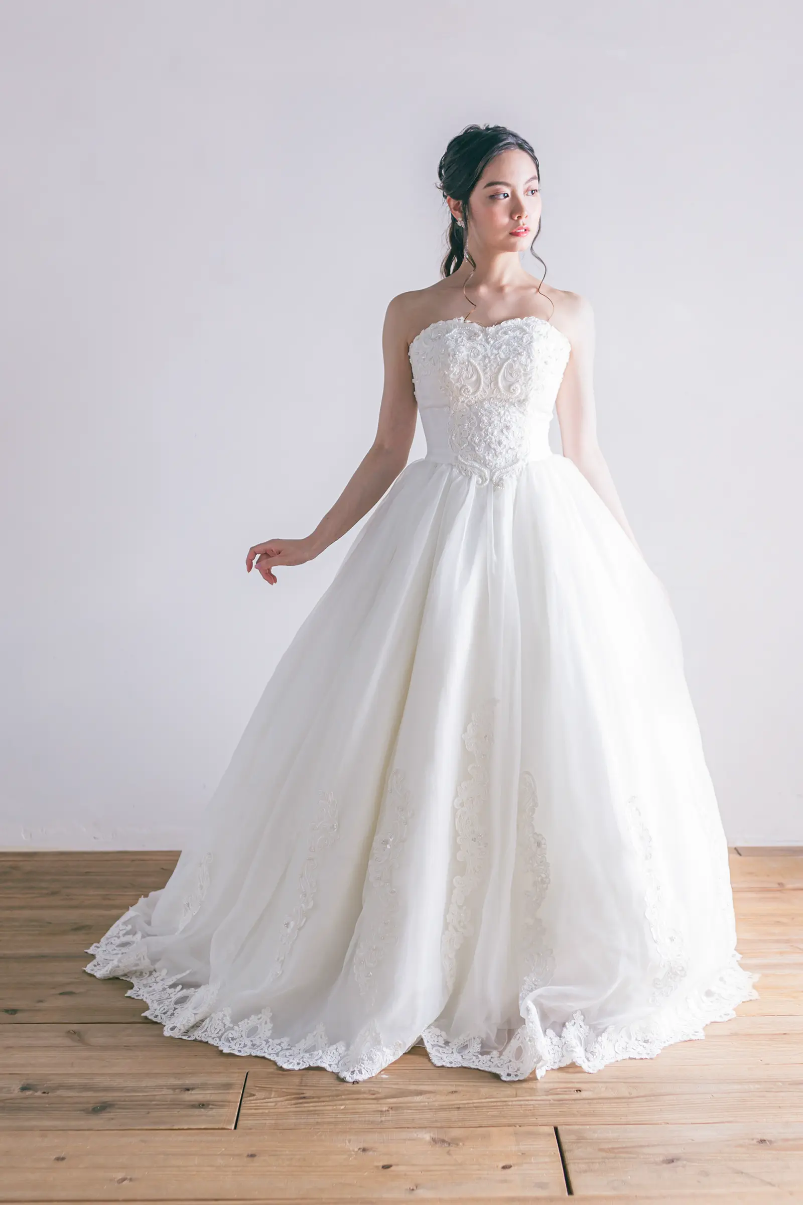 Jellish（ジェリッシュ）の立体フラワードレス。軽井沢や横浜の洋館に映える、ボリュームあるチュールのフロントスタイル。