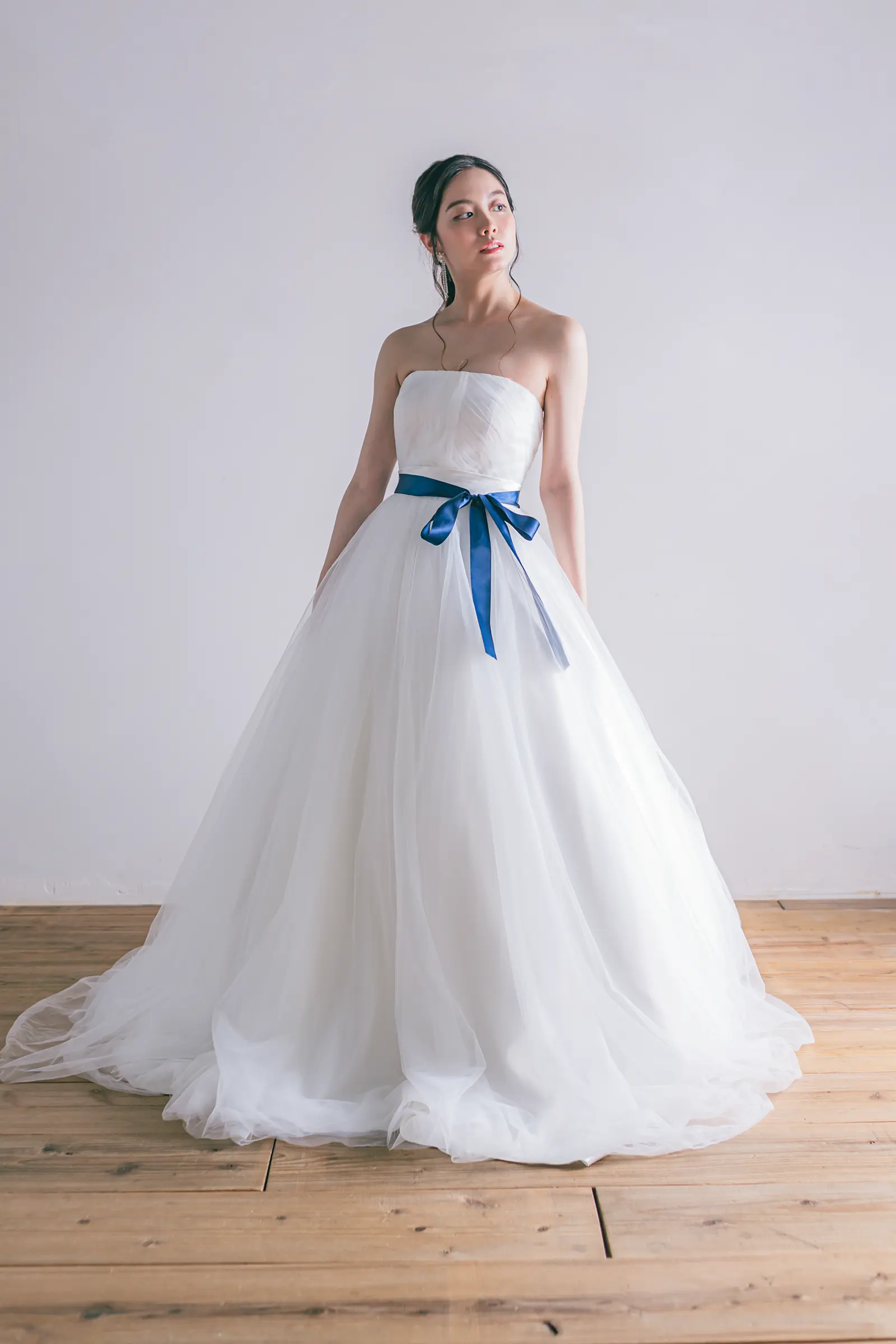 Jellish（ジェリッシュ）のサッシュベルト付きドレス。ガーデンやビーチ撮影に映える、ネイビーベルトのアレンジ。