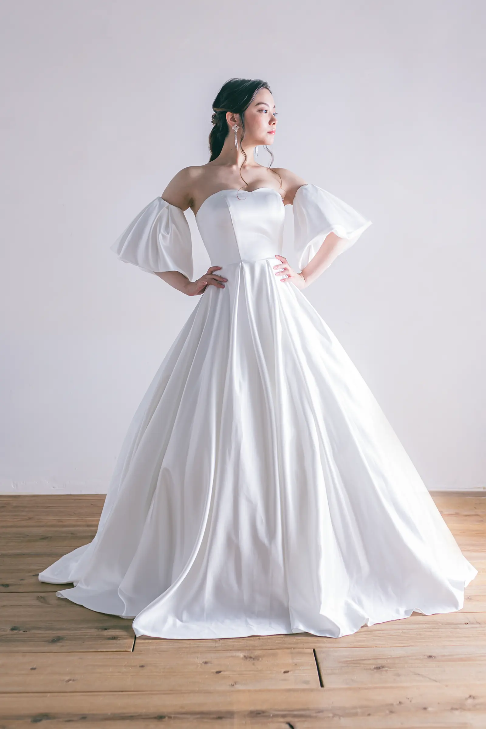 Jellish（ジェリッシュ）のオフショルダードレス。サテン素材が洗練された印象を与える、クラシカルなアレンジ。