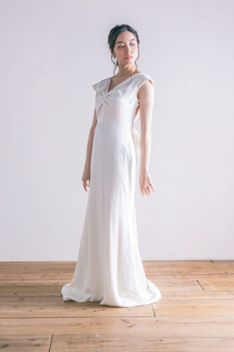 ジェリッシュ　フォトウェディング　ウェディングドレス　エンパイアライン スレンダーライン　背中