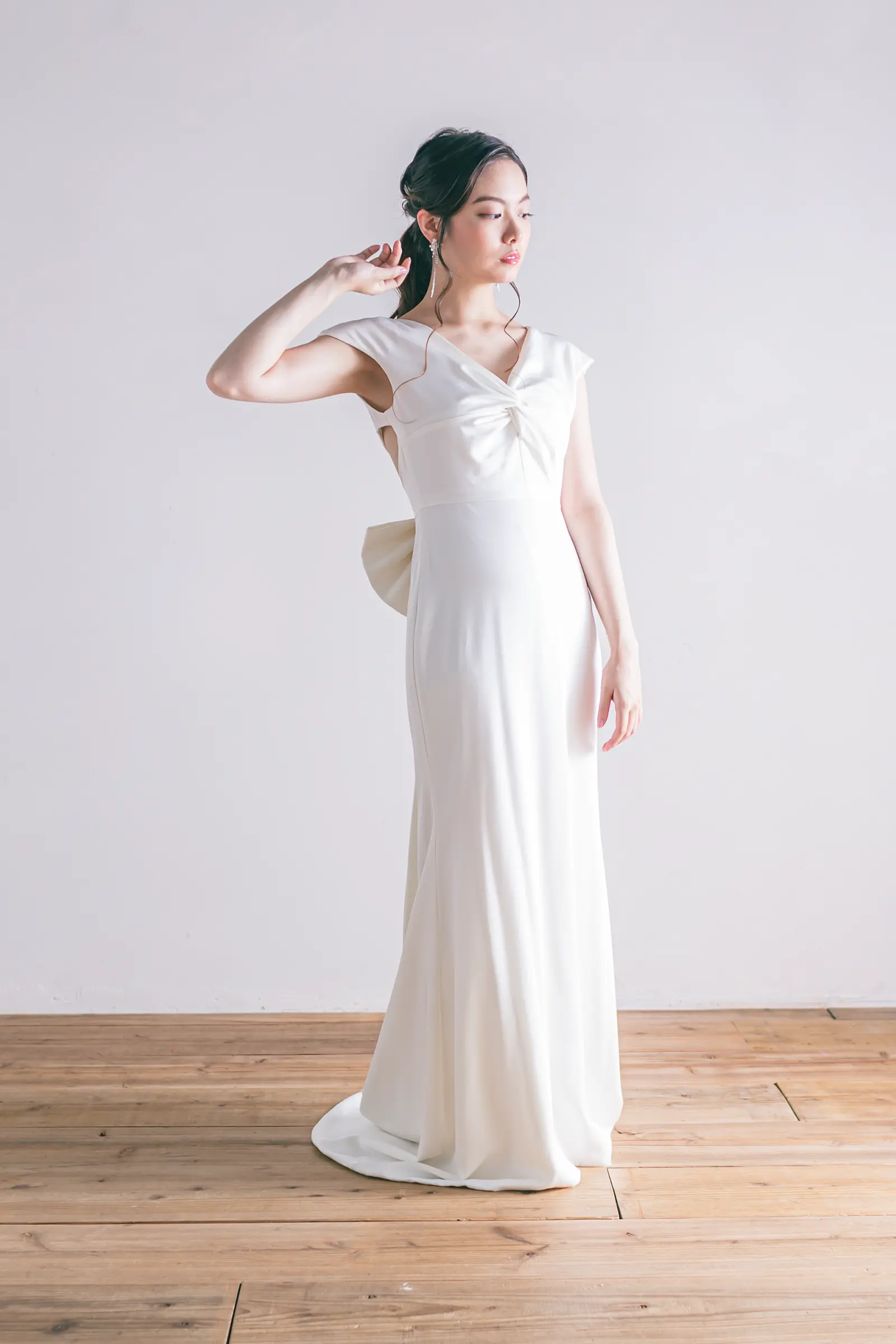 フォトジェリッシュのスレンダーラインドレス。知的なVネックとフレンチスリーブが美しいフロントスタイル。