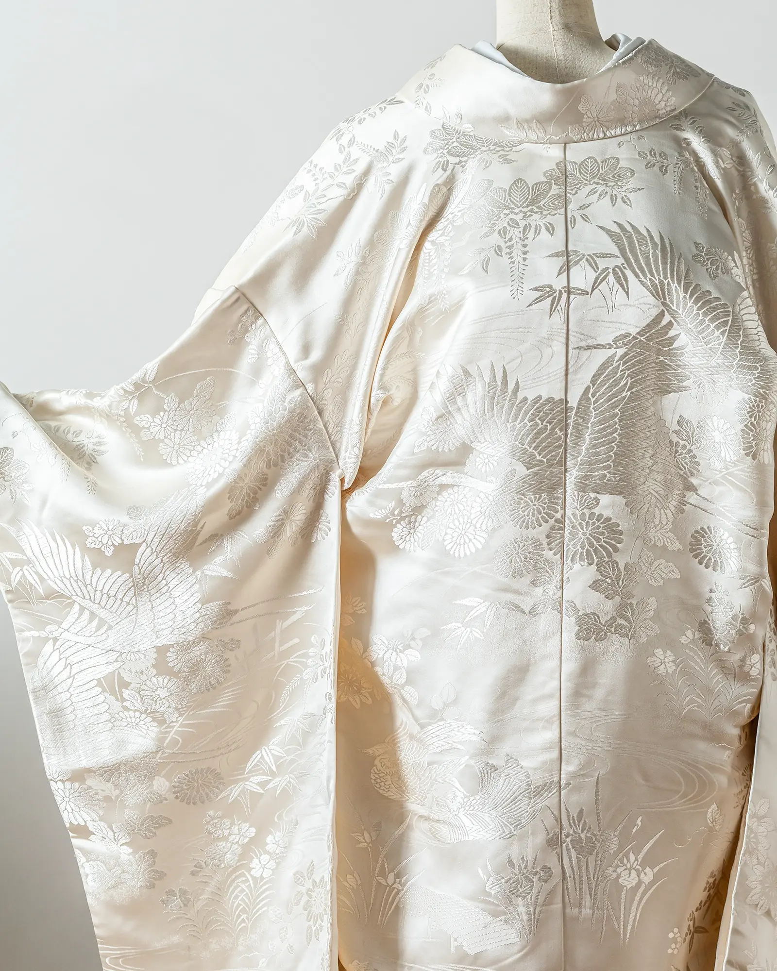 白無垢の刺繍アップ。菖蒲と鶴が織りなす格調高い地紋。清楚な和装フォトウェディングに。