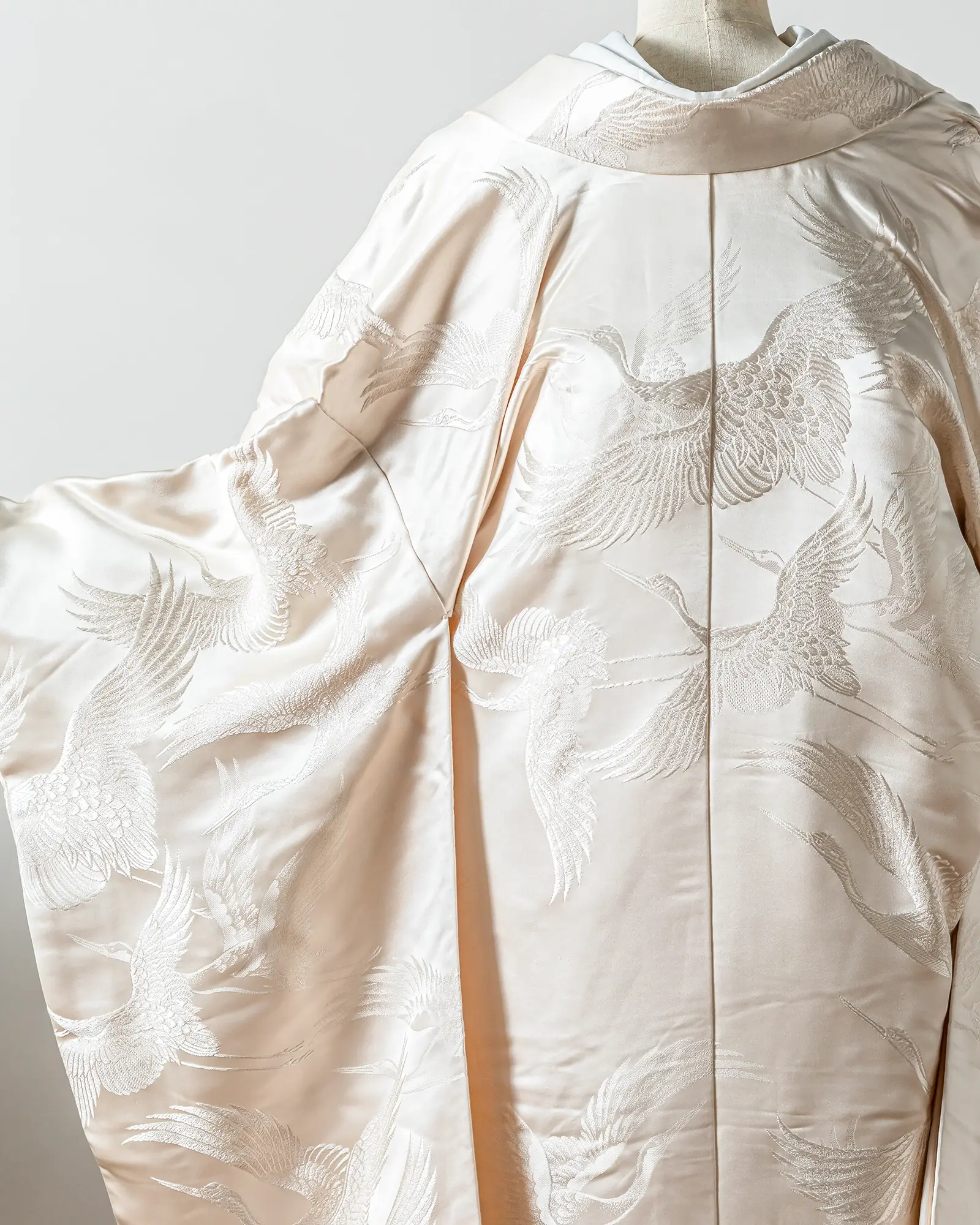 白無垢の刺繍アップ。鶴が優雅に舞う伝統的な吉祥柄。フォトウェディングに映える質感。