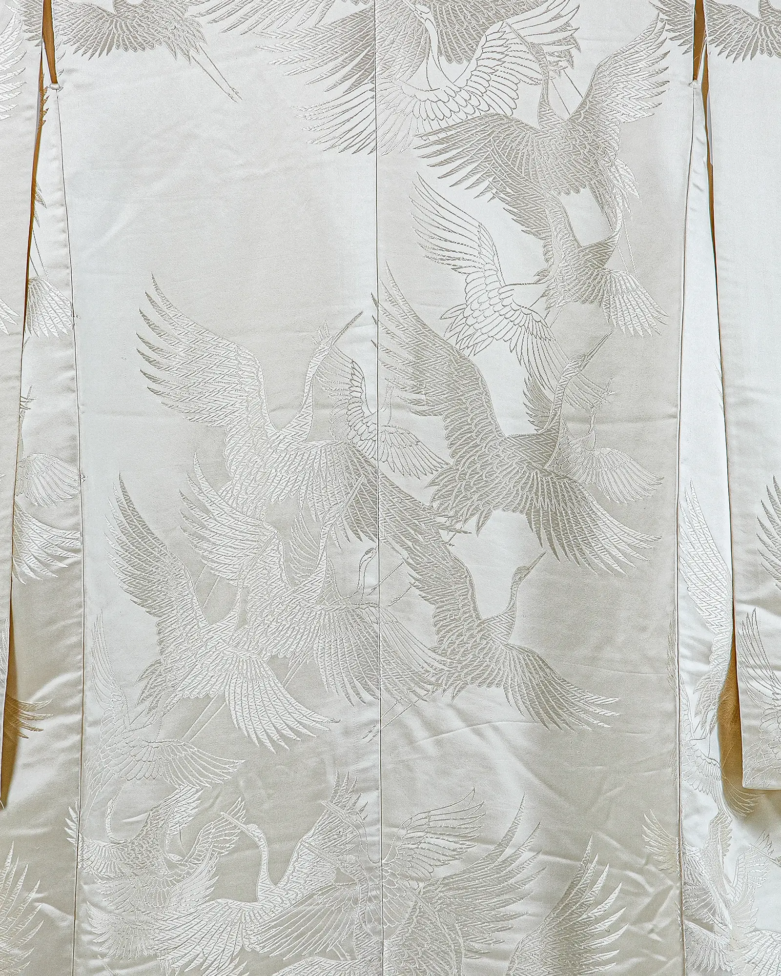 白無垢の刺繍アップ。気品ある鶴の刺繍。前撮りやフォトウェディングの和装撮影に。