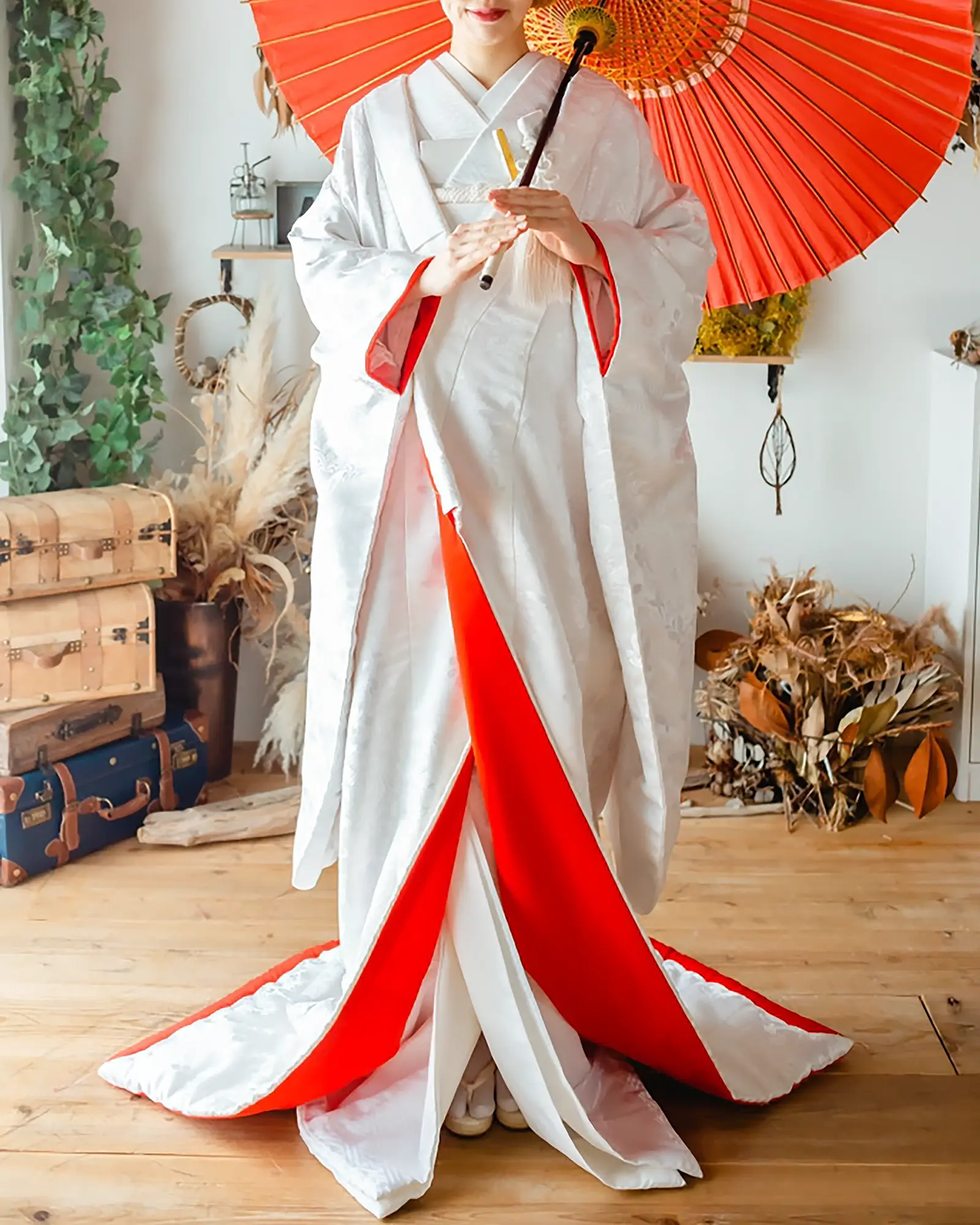 裏地が赤の白無垢のフロントショット。裏赤のアクセントが効いた花嫁衣装。フォトウェディング・前撮りに。