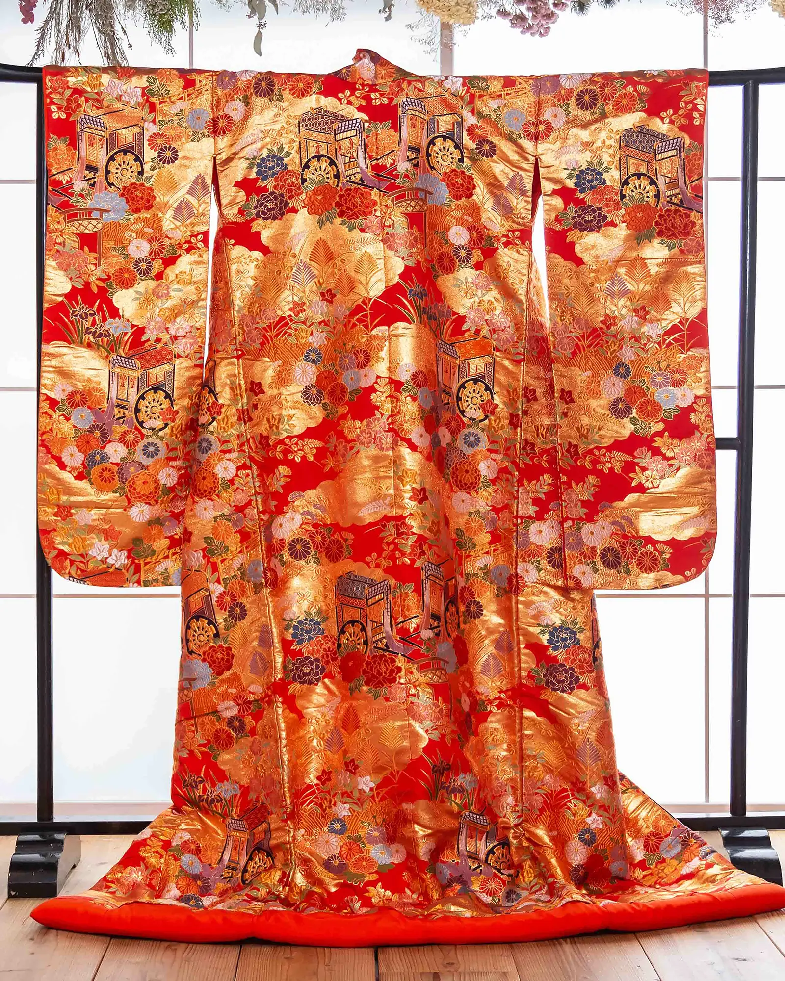 色打掛の展示ショット。現代的な感性が光る和装。前撮り・フォトウェディングに。