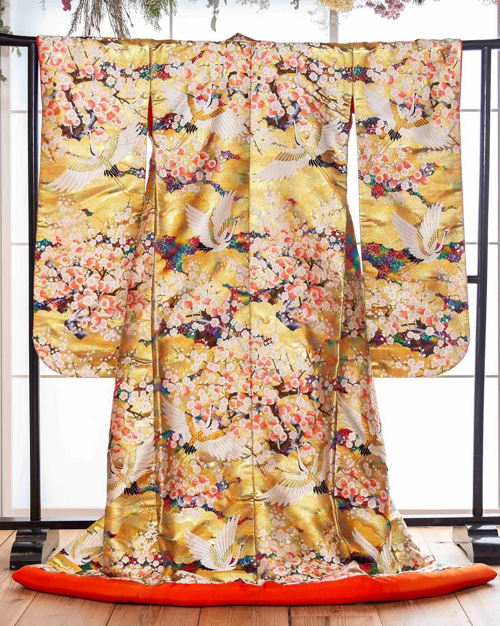 色打掛の展示。優美な柄行きが魅力の打掛。フォトウェディング・前撮りに。