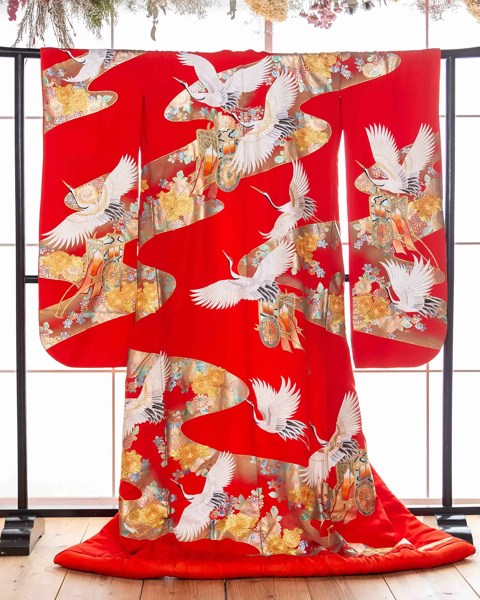 色打掛の展示写真。緻密な刺繍が美しい和装姿。フォトウェディング・前撮りに。