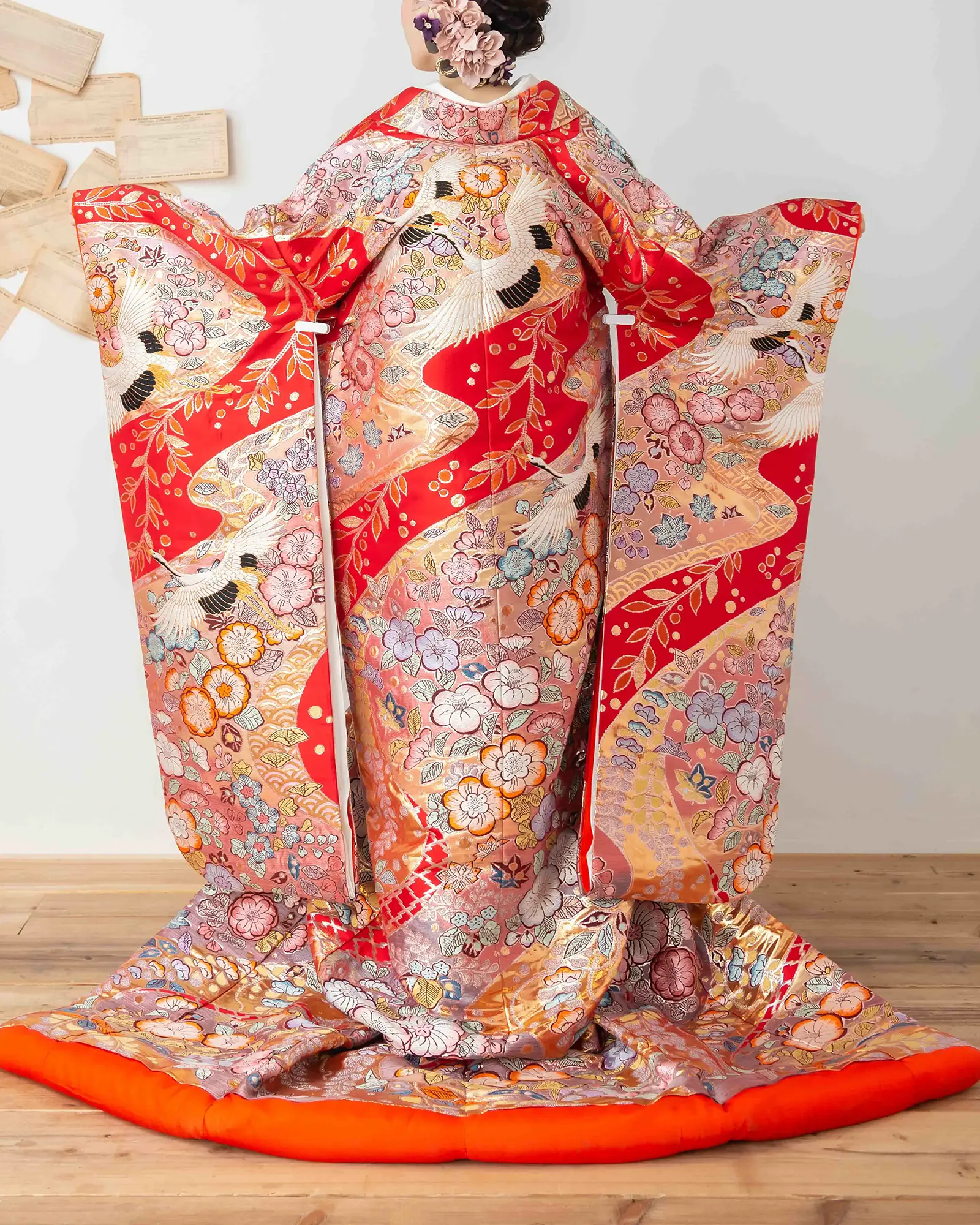 色打掛の後ろ姿。優美で豪華な刺繍の打掛。フォトウェディング・前撮りに。