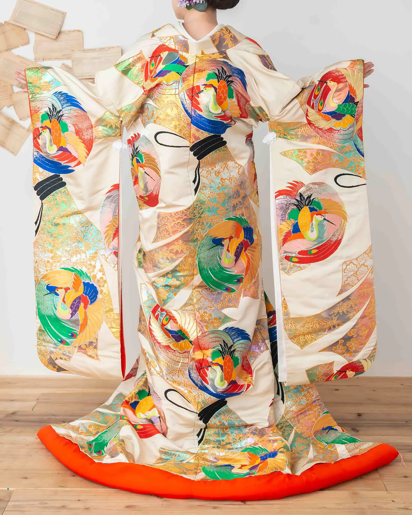 色打掛の後ろ姿。豪華な刺繍が際立つ和装。フォトウェディング・前撮りに。