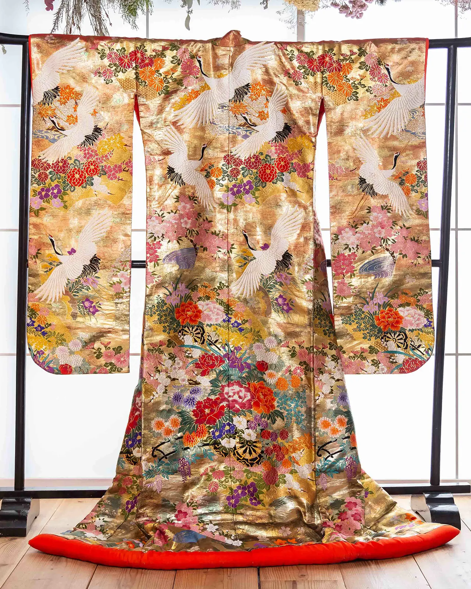 色打掛の全身姿。華やかで気品ある和装。フォトウェディング・前撮りに。