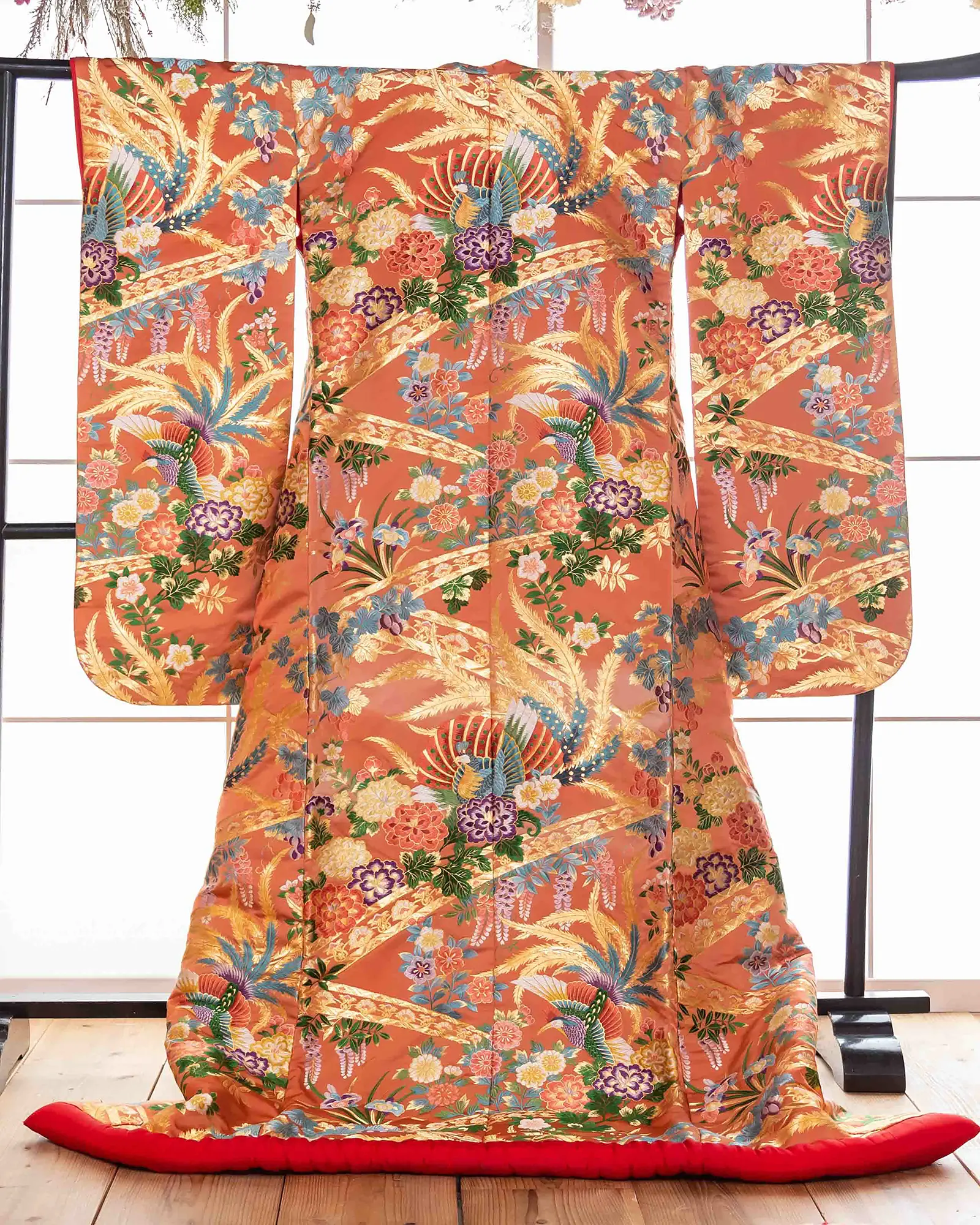 色打掛の展示写真。優雅で豪華な刺繍の打掛。前撮り・フォトウェディングに。