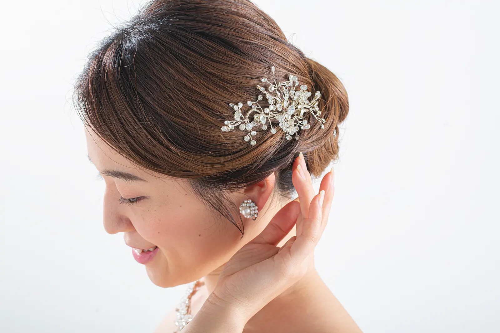 結婚式の前撮りにおすすめ。横浜店厳選のブライダルヘッドドレス。上品なパールデザインが美しい撮影用髪飾り。