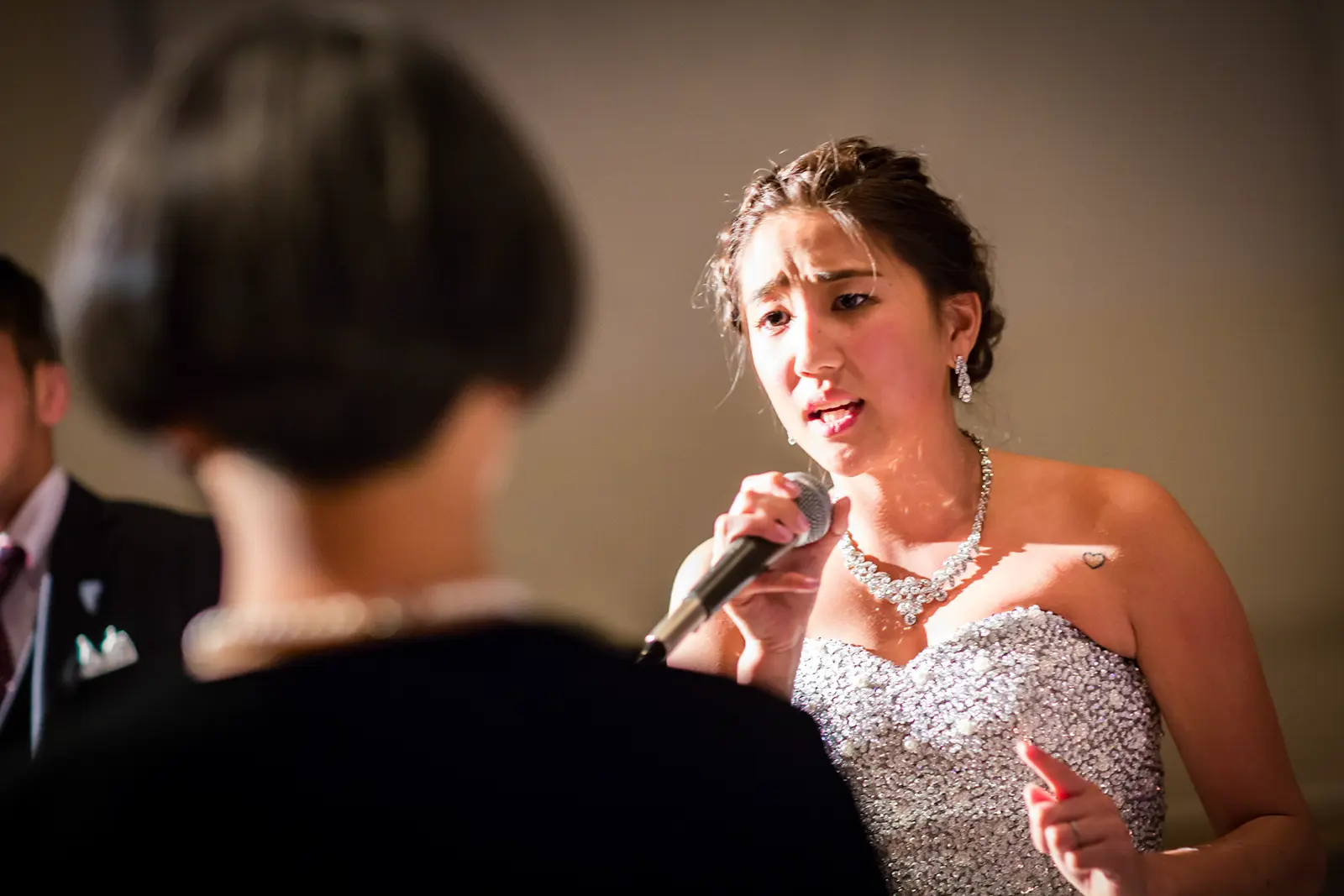 ニュー山王ホテルの披露宴でマイクを持ってスピーチをする新婦