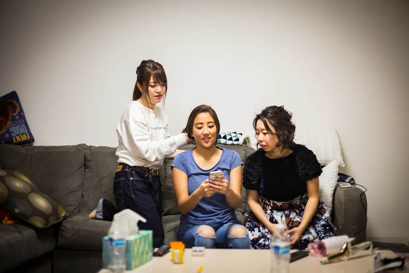 ブライズメイドが新婦のヘアセットを手伝う結婚式当日の支度風景