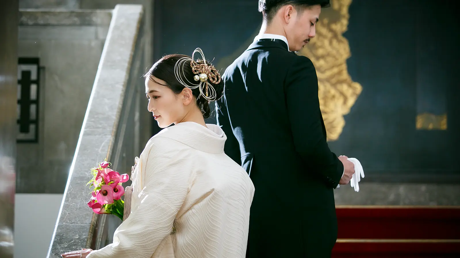 白無垢の花嫁と新郎衣装で佇むフォトウェディングの衣装イメージ
