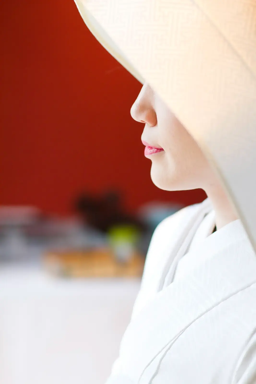 白無垢姿の新婦の横顔を美しく切り取った和装前撮り写真