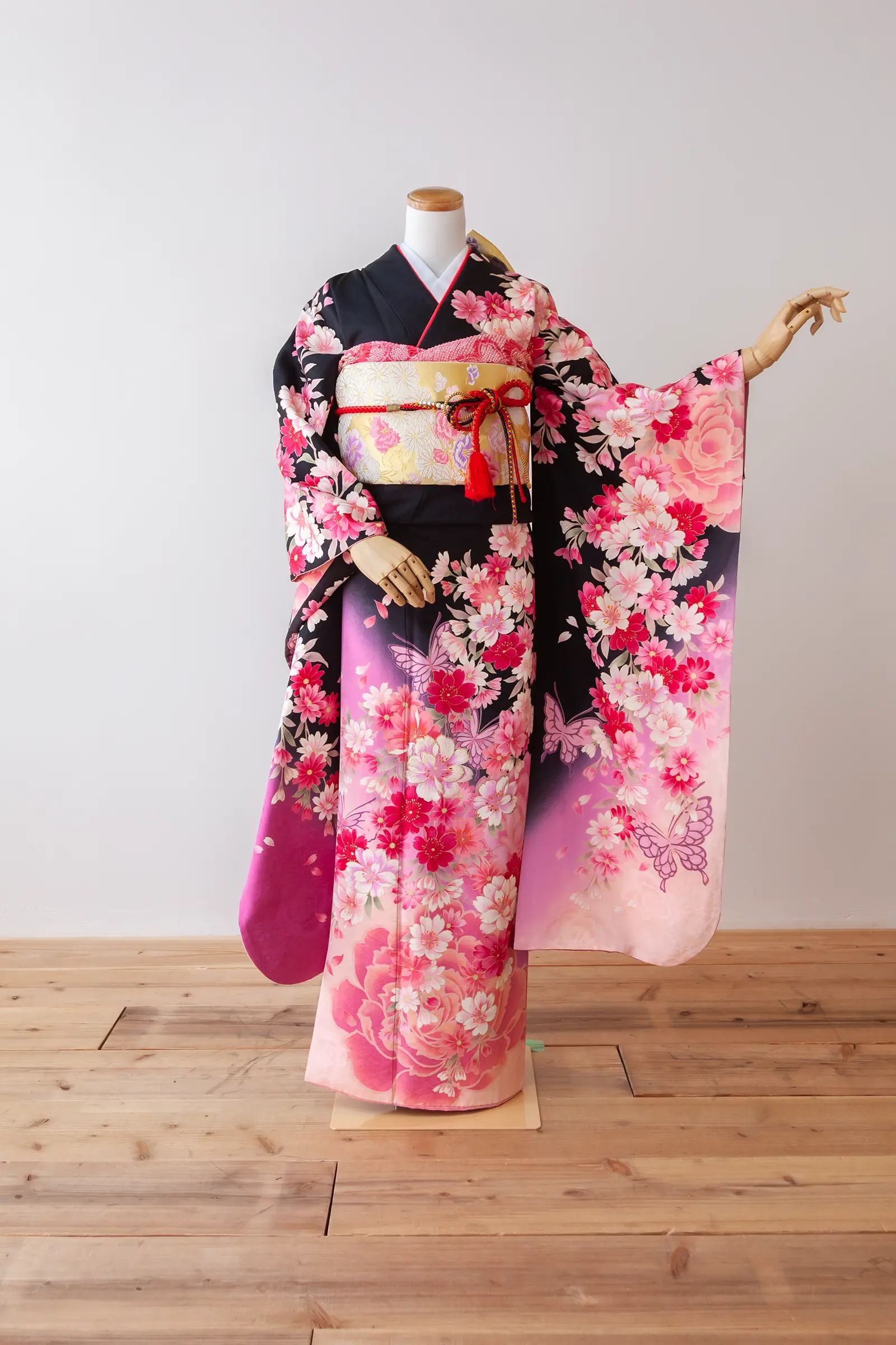 黒地に紫の蝶と赤とピンク色の花柄をあしらった成人式向け振袖レンタル F-056 全身写真