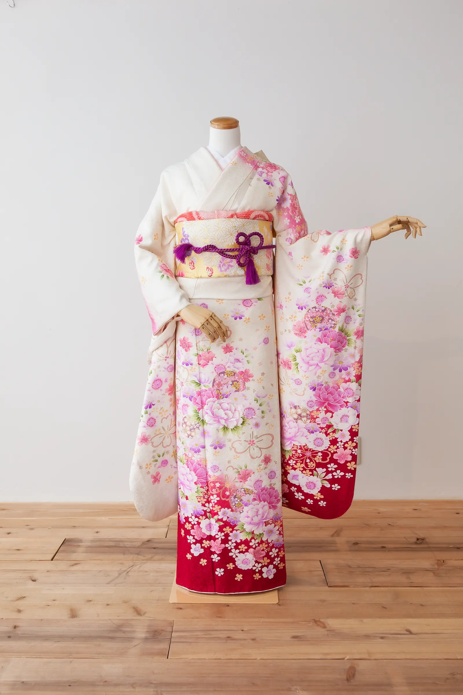 クリーム地に淡いピンクの花柄をあしらったゲスト向け振袖レンタル F-029 全身写真