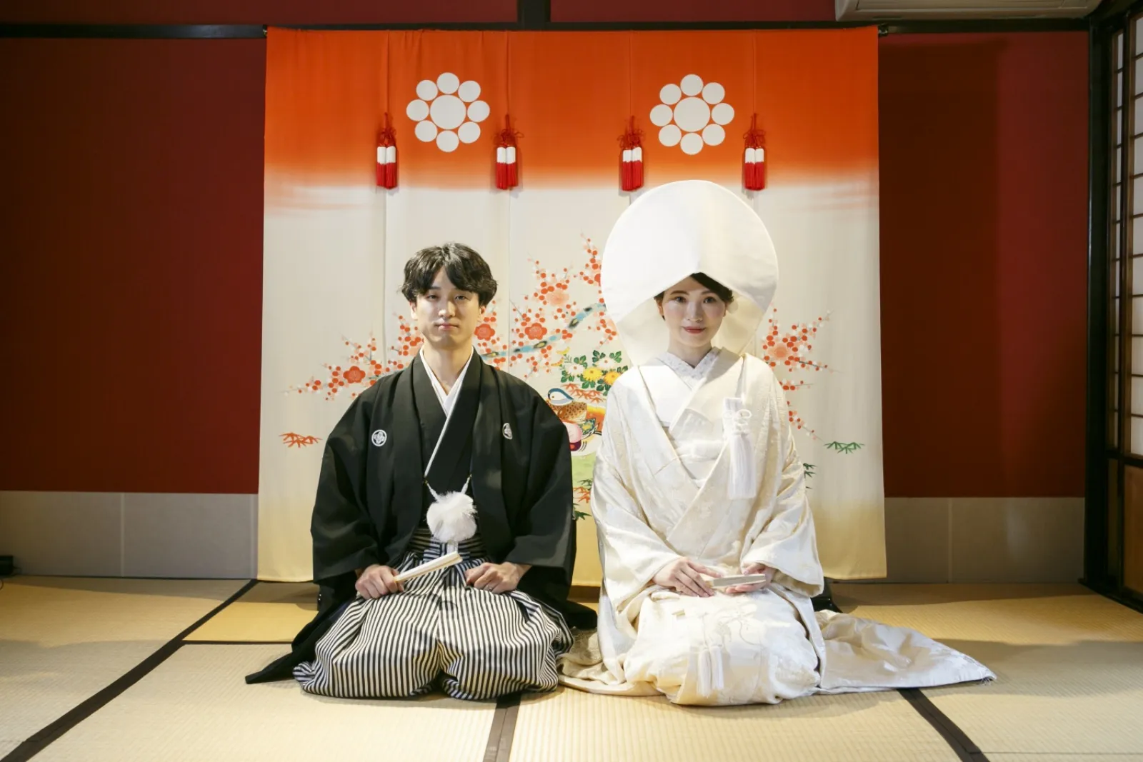 巌門の海辺でウェディングドレスにお色直しした新婦