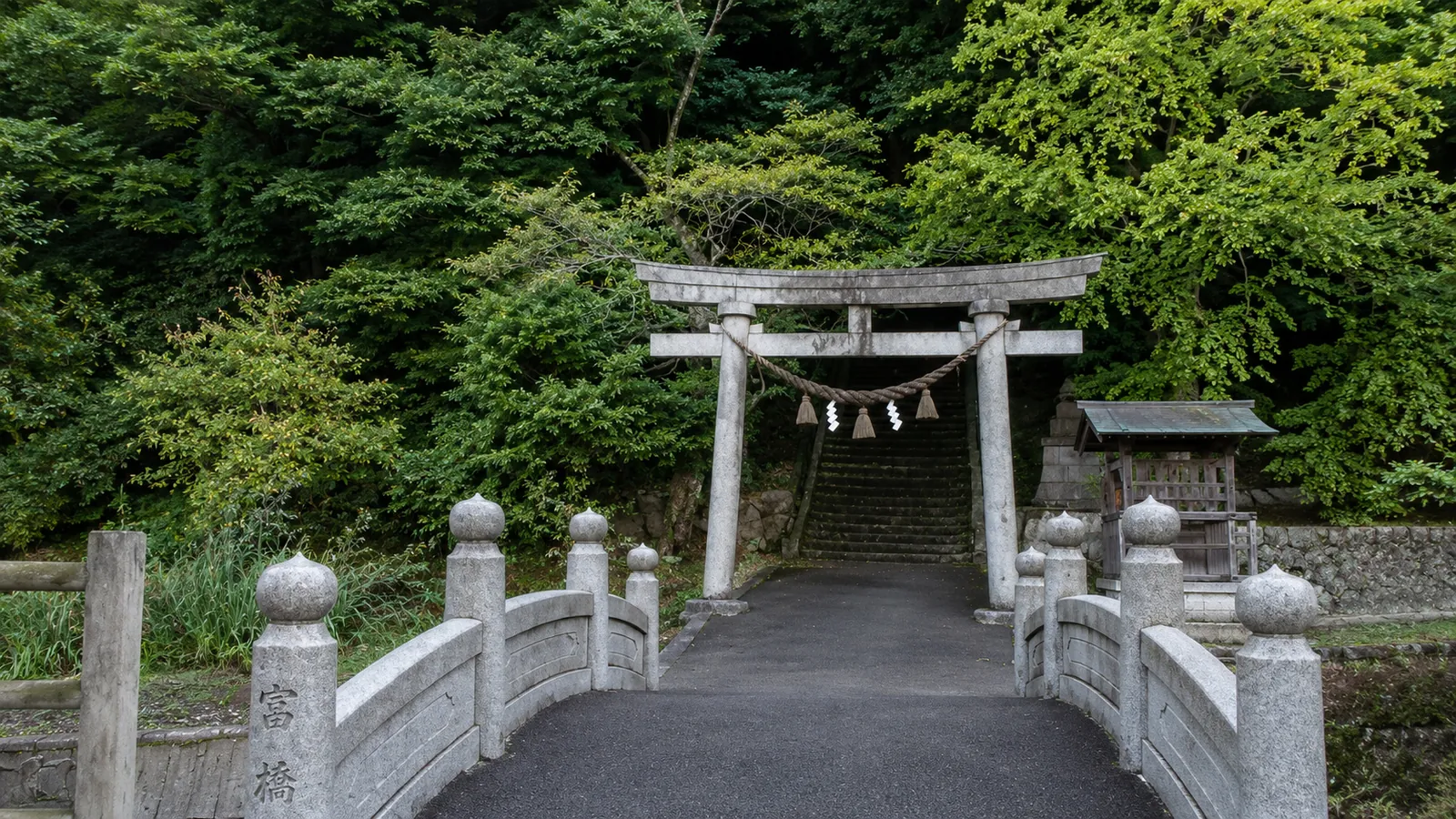 波自加彌神社の境内