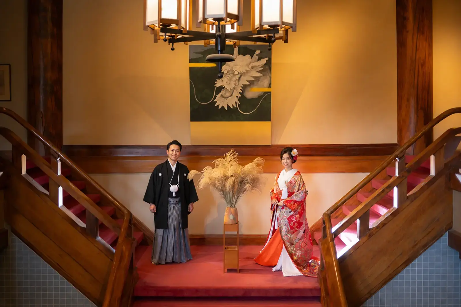 館内階段で和装姿の新郎新婦を撮影した記念写真