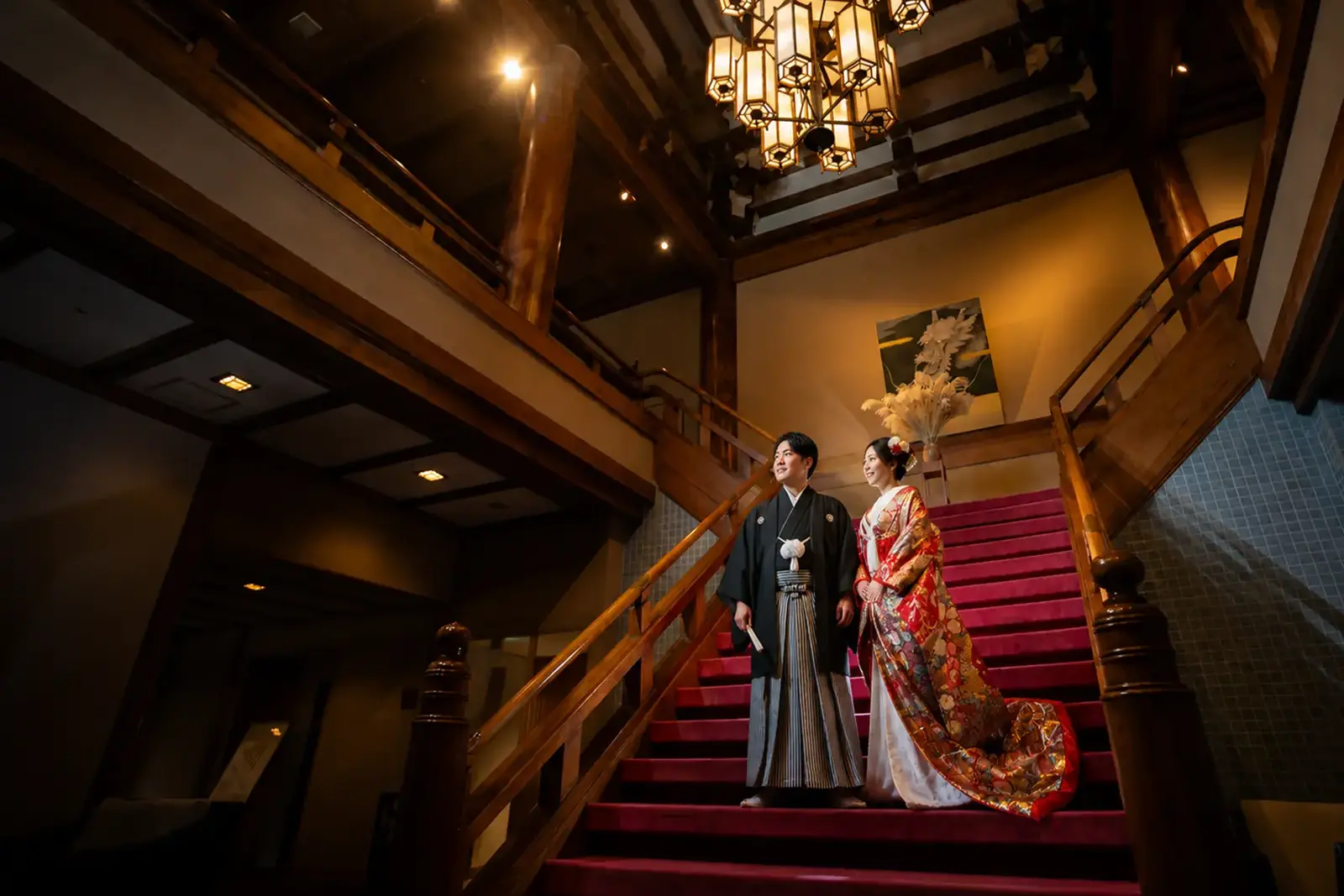 箱根の館内階段で和装撮影をする新郎新婦