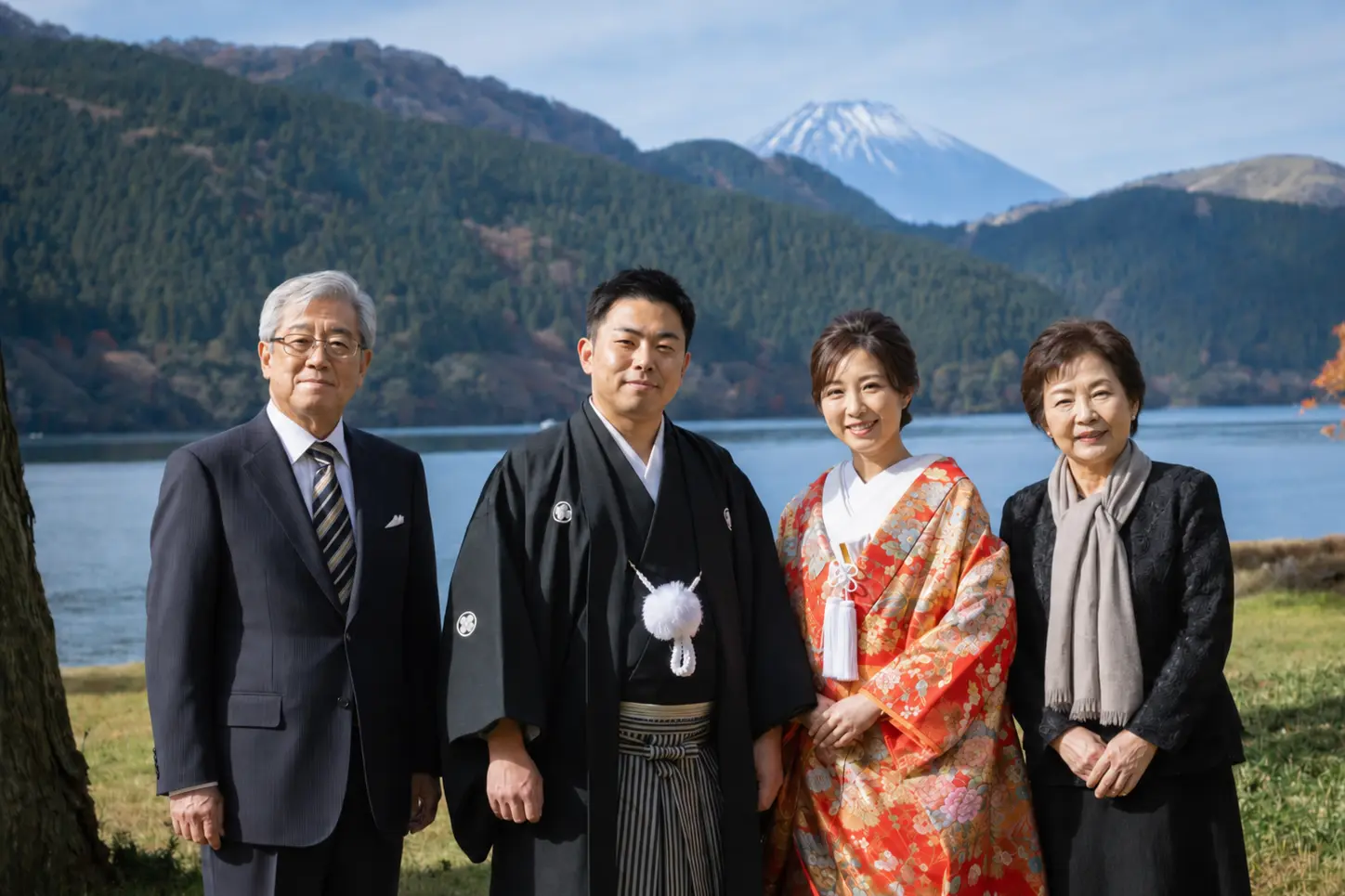 箱根・芦ノ湖を背景に新郎新婦と家族が並ぶフォトウェディング写真