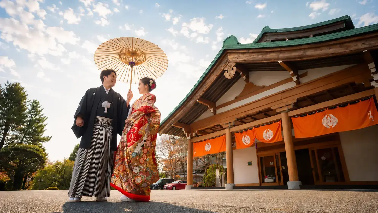 箱根の龍宮殿を背景に和装フォトウェディングを行う新郎新婦
