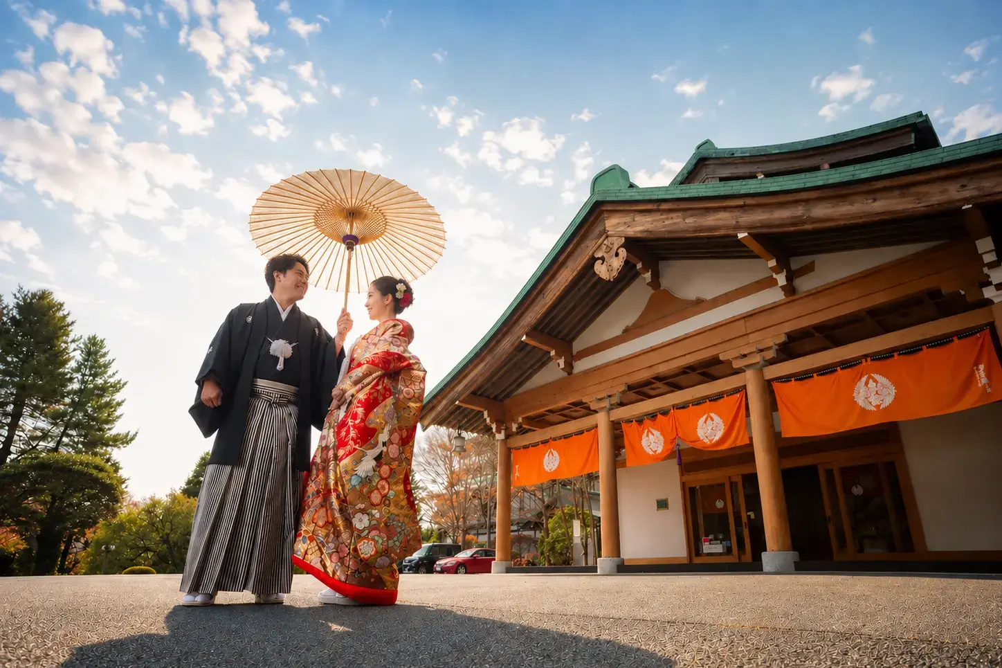 箱根の神社で番傘を持つ和装の新郎新婦