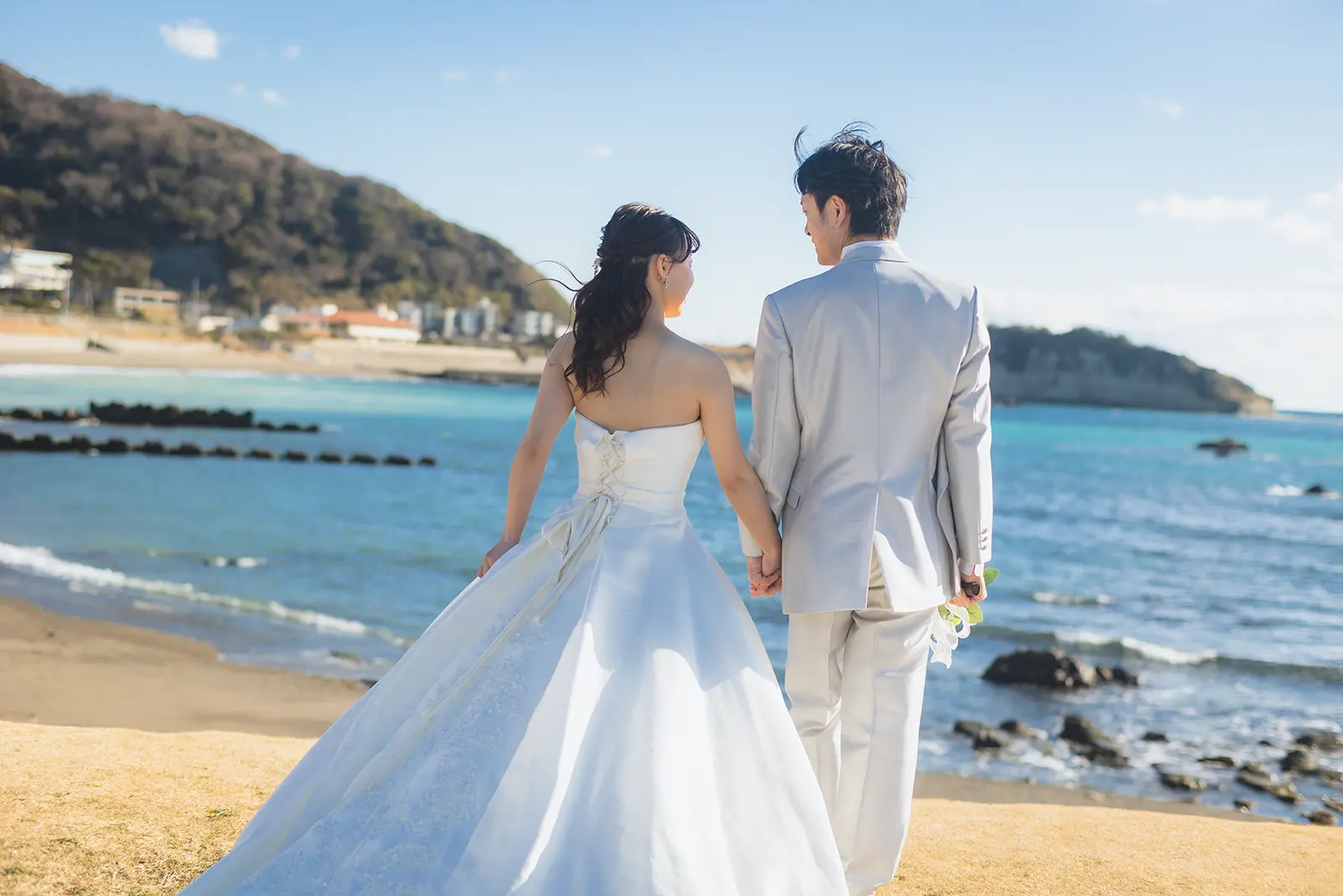 葉山・一色海岸の海を見渡す新郎新婦の後ろ姿